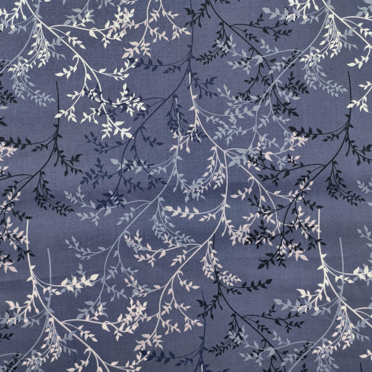 Ritaglio Tessuto Gutermann Fantasia di Rami Azzurro Ghiaccio 50x145 cm