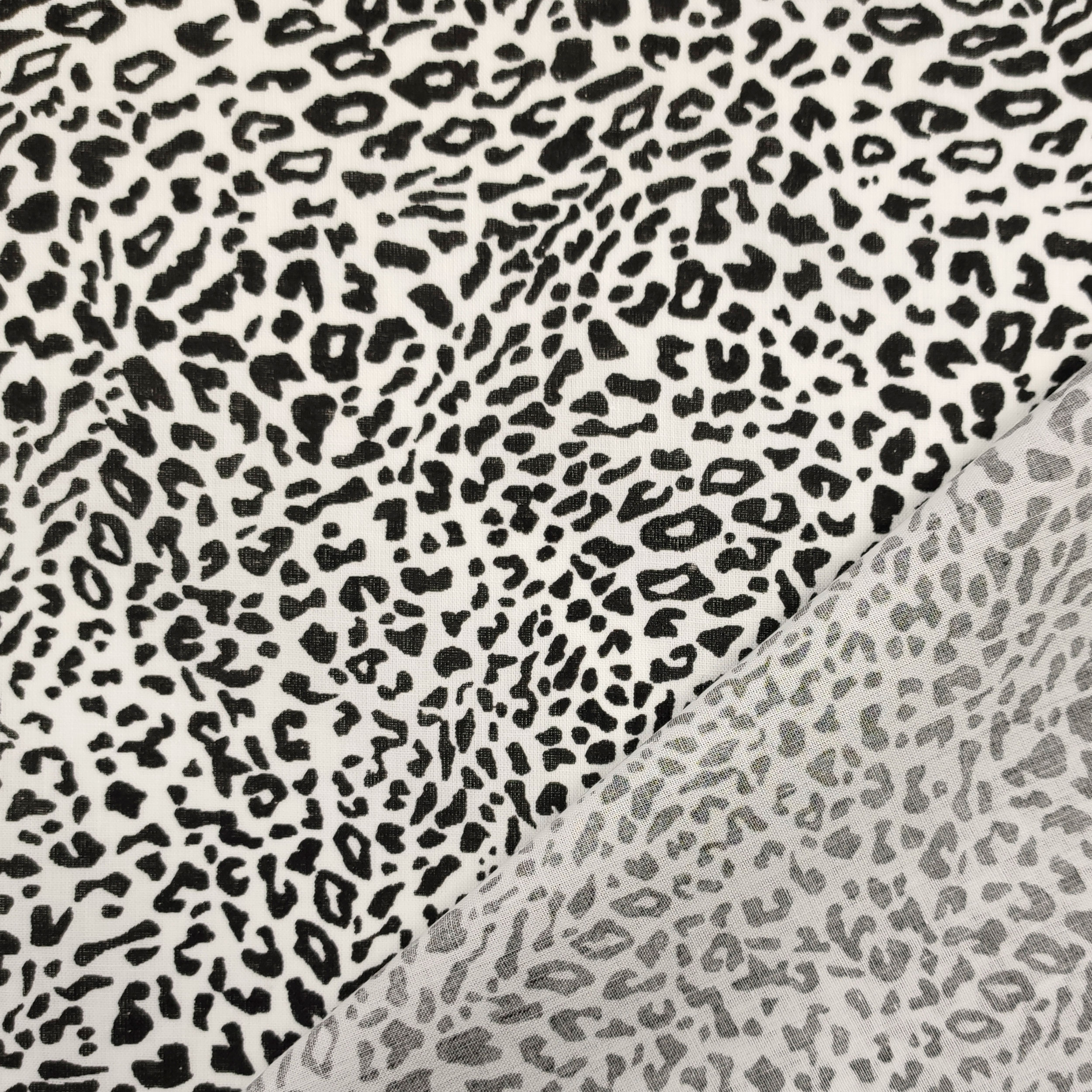 Tessuto Cotone Fantasia Leopardata Bianco e Nero