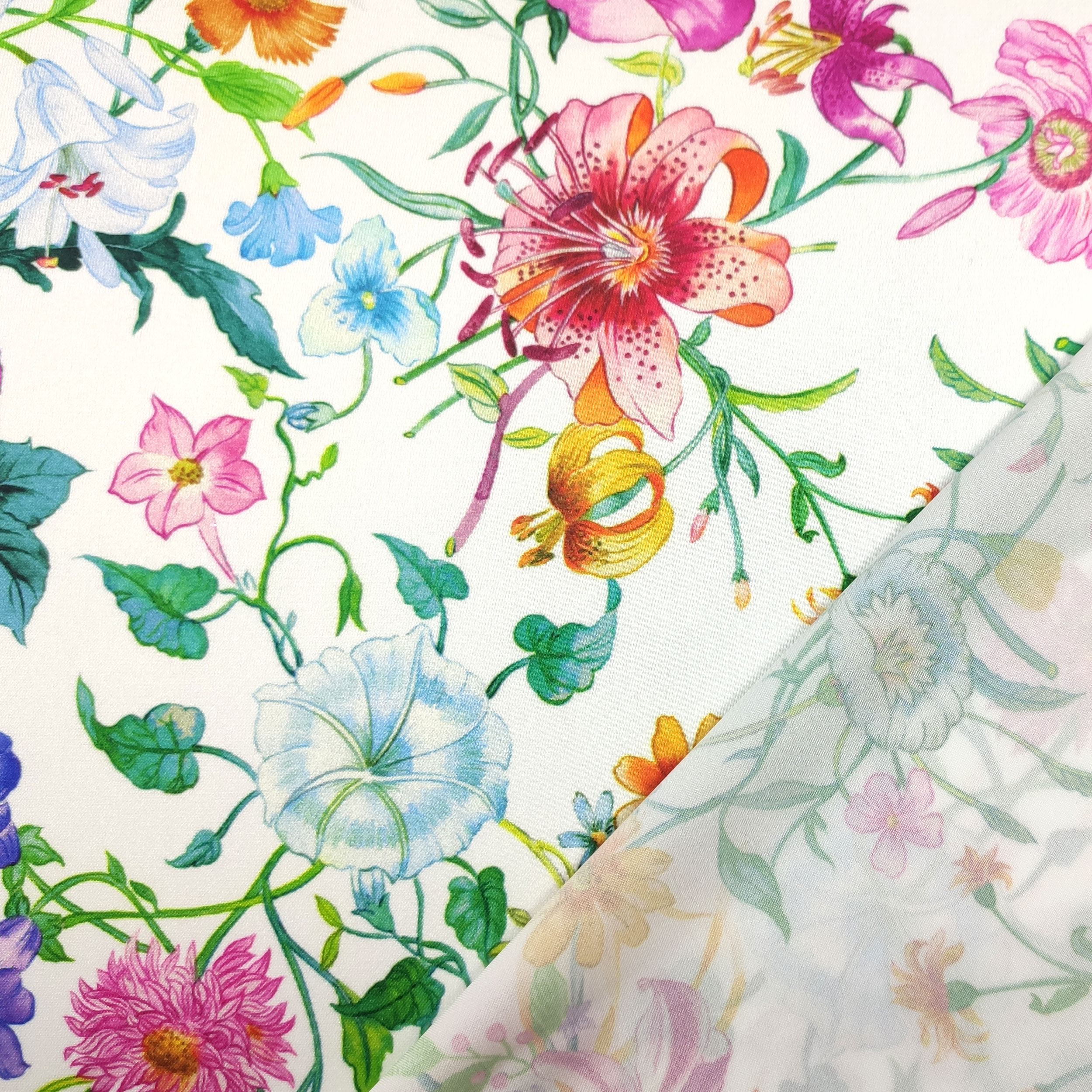 Rasetto Elasticizzato Setato Moda Fiori Sfondo Bianco