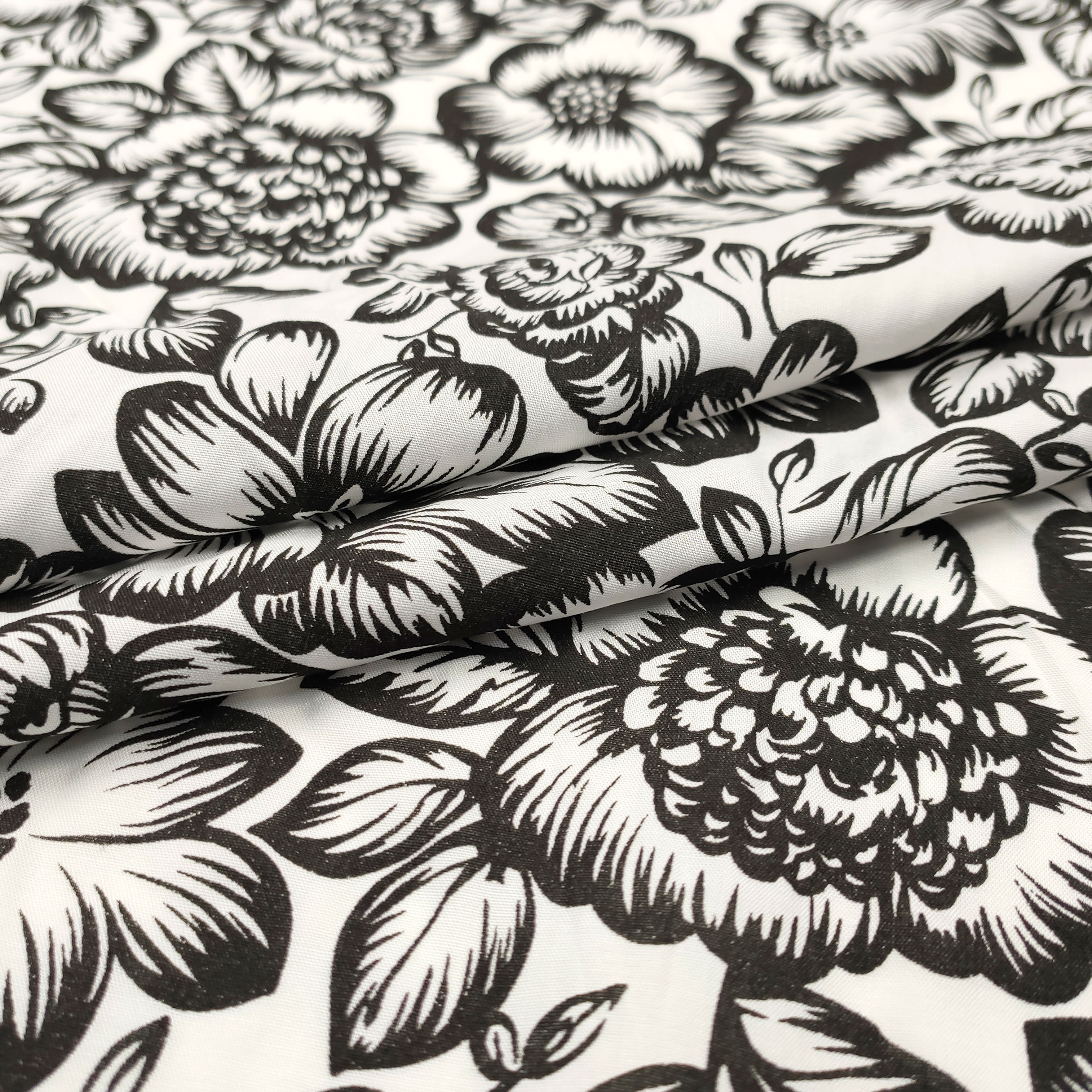 Tessuto in Cotone Fantasia Fiori Neri