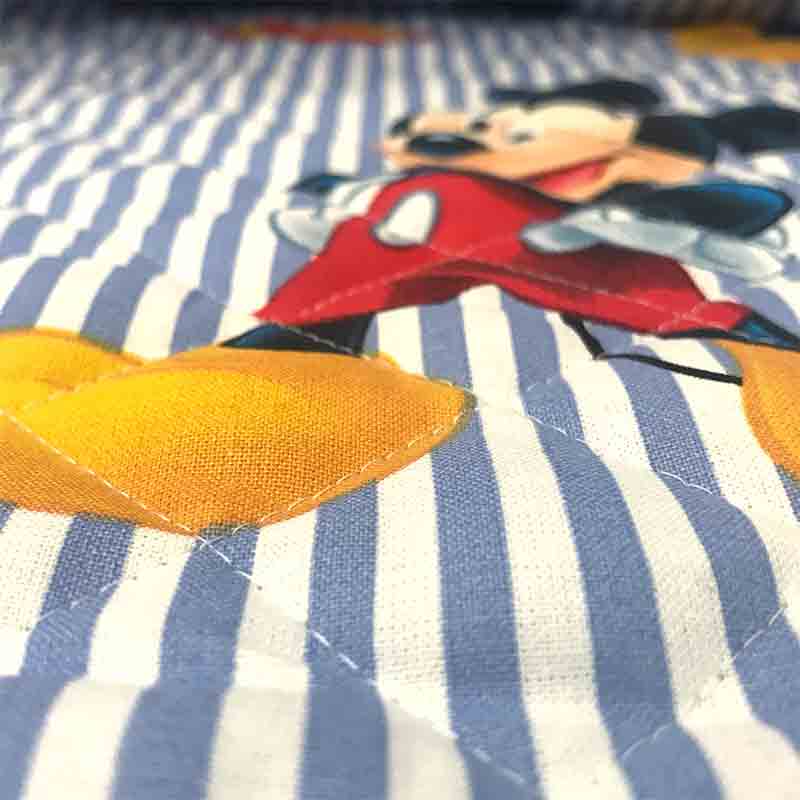 Tessuto Trapuntato Disney Cotone Topolino Sport Dettaglio