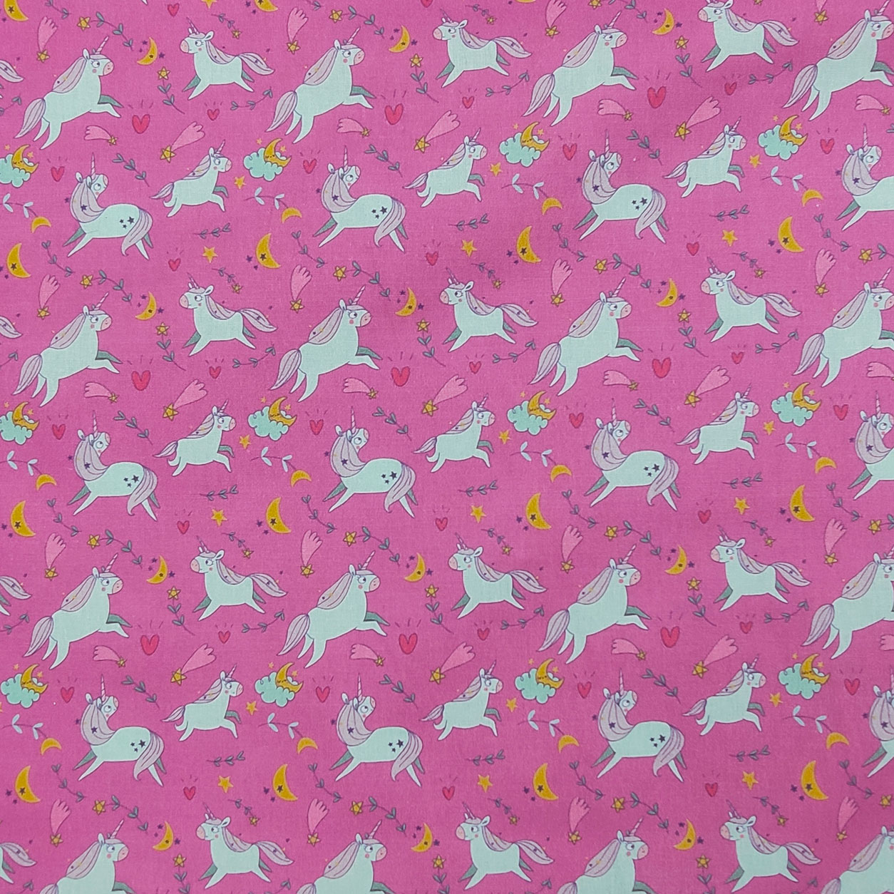Tessuti-cotone-unicorni-e-nuvolette-sfondo-rosa-panini-tessuti
