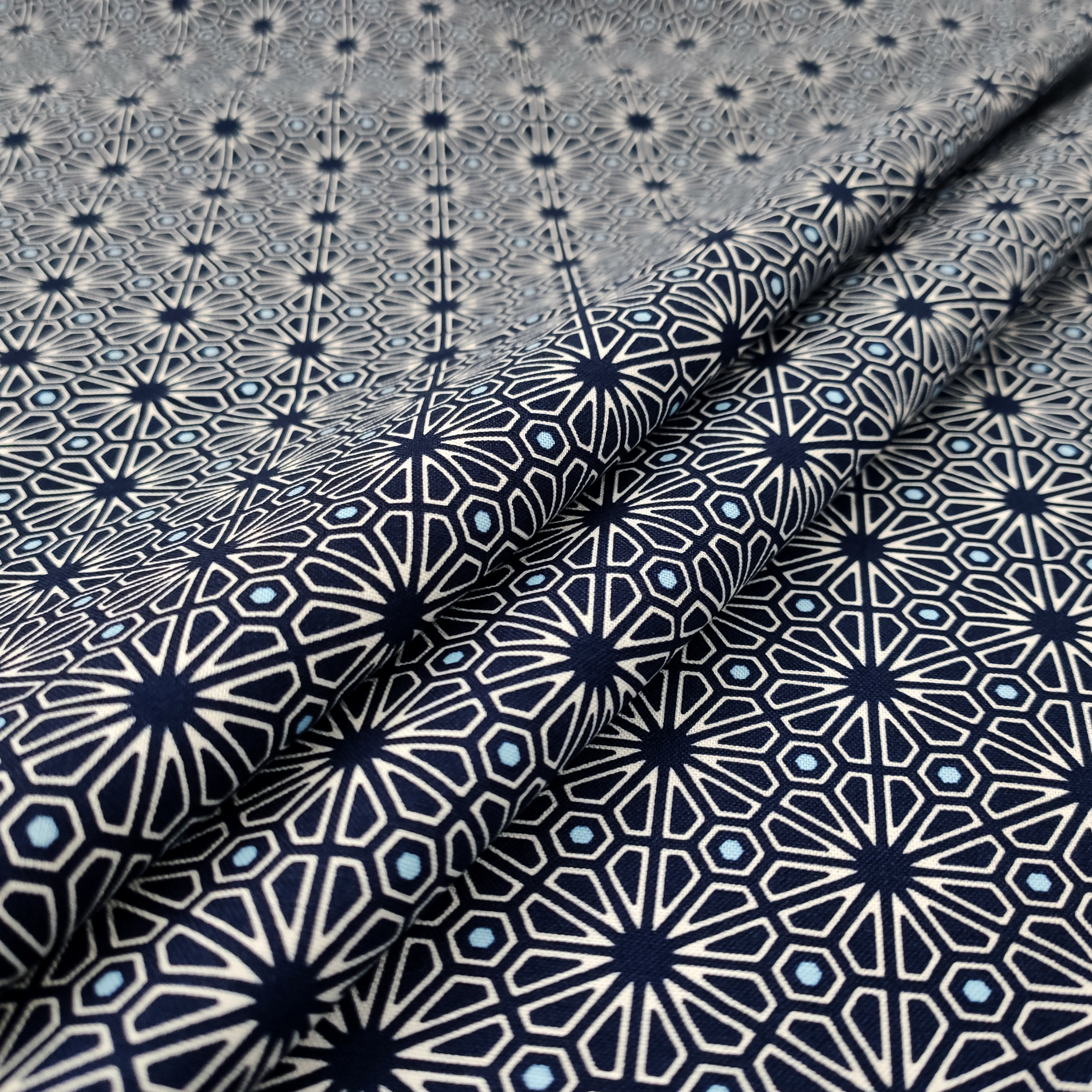 cotone-fiori-geometrici-blu