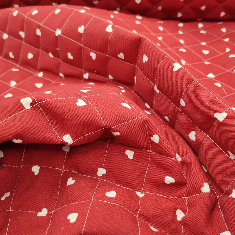 trapuntato-cuori-bianchi-sfondo-rosso