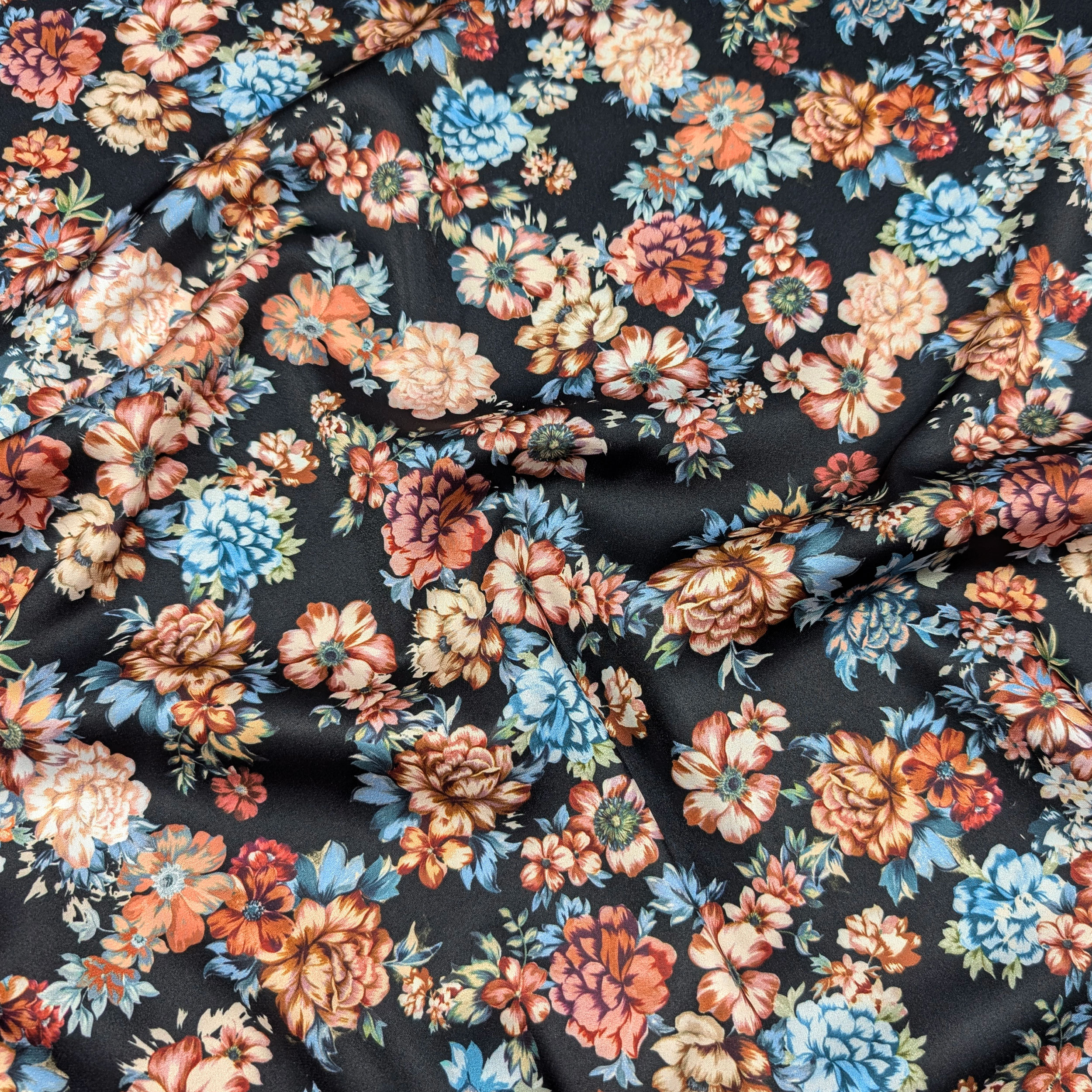 Raso Setato Alta Moda Fiori Sfondo Nero Image