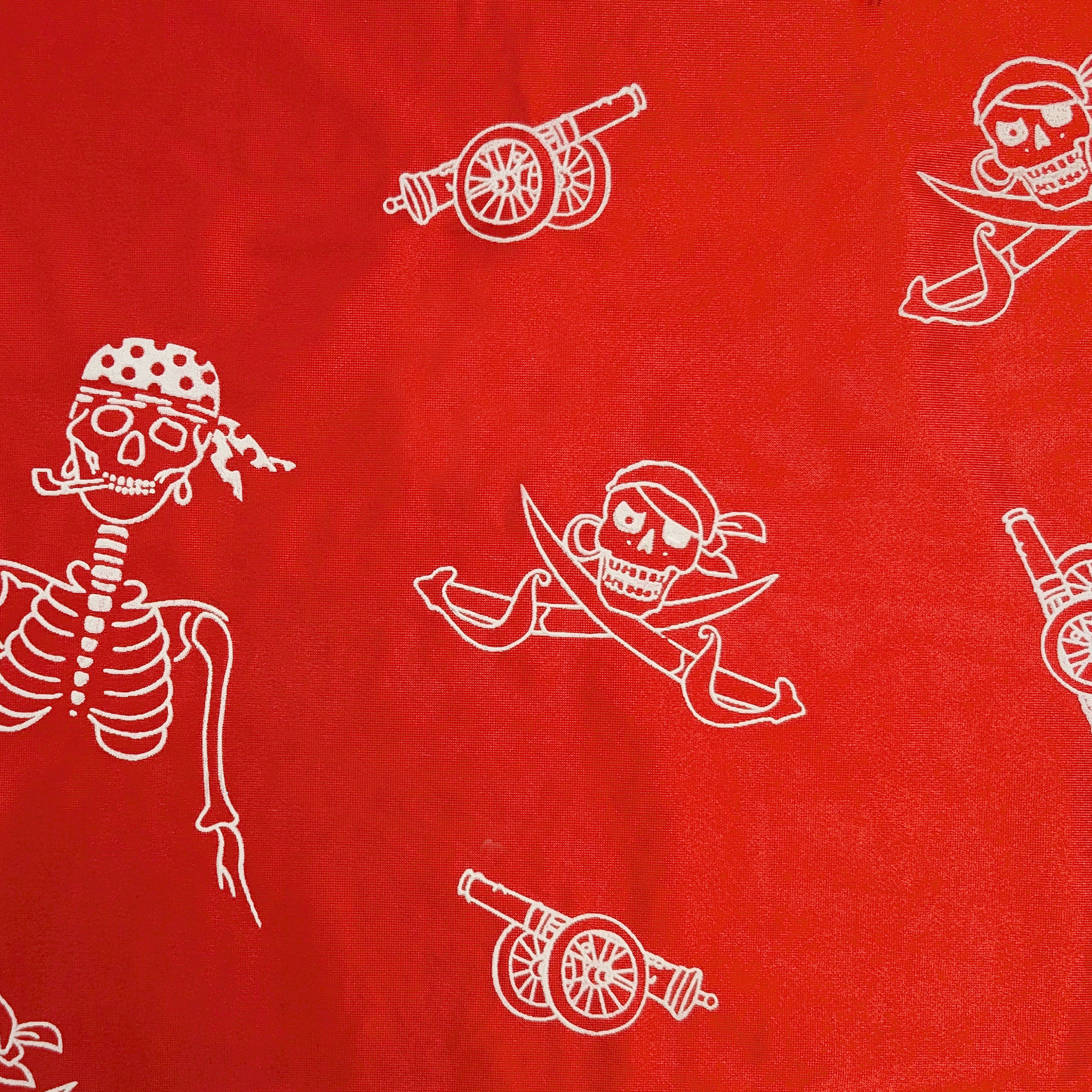 Tessuto Carnevale Rosso Teschi Pirati Image