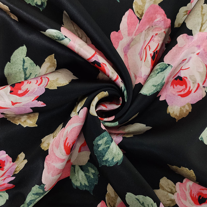 Raso di Seta Fantasia Rose Sfondo Nero