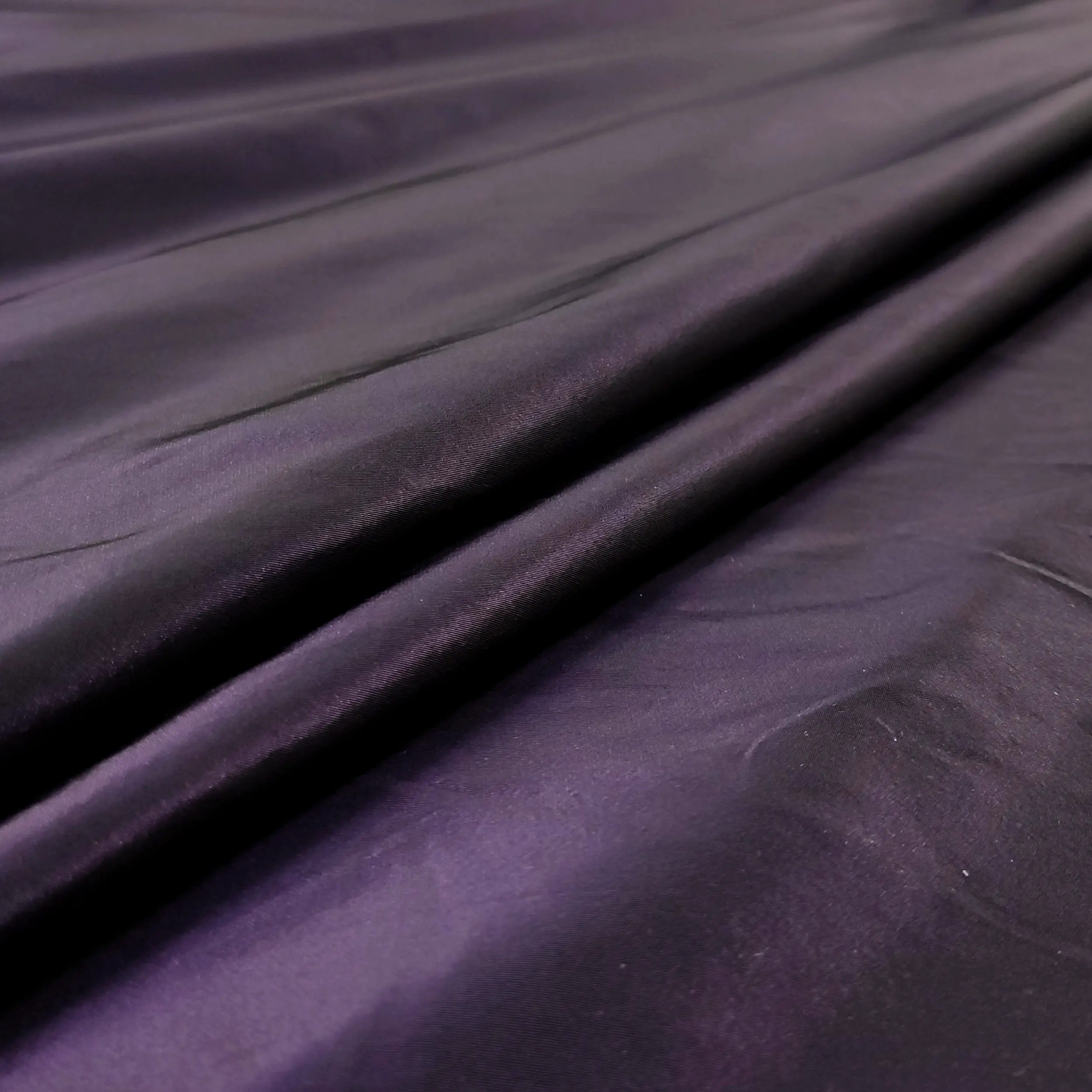 tessuto taffetà stropicciato viola cangiante