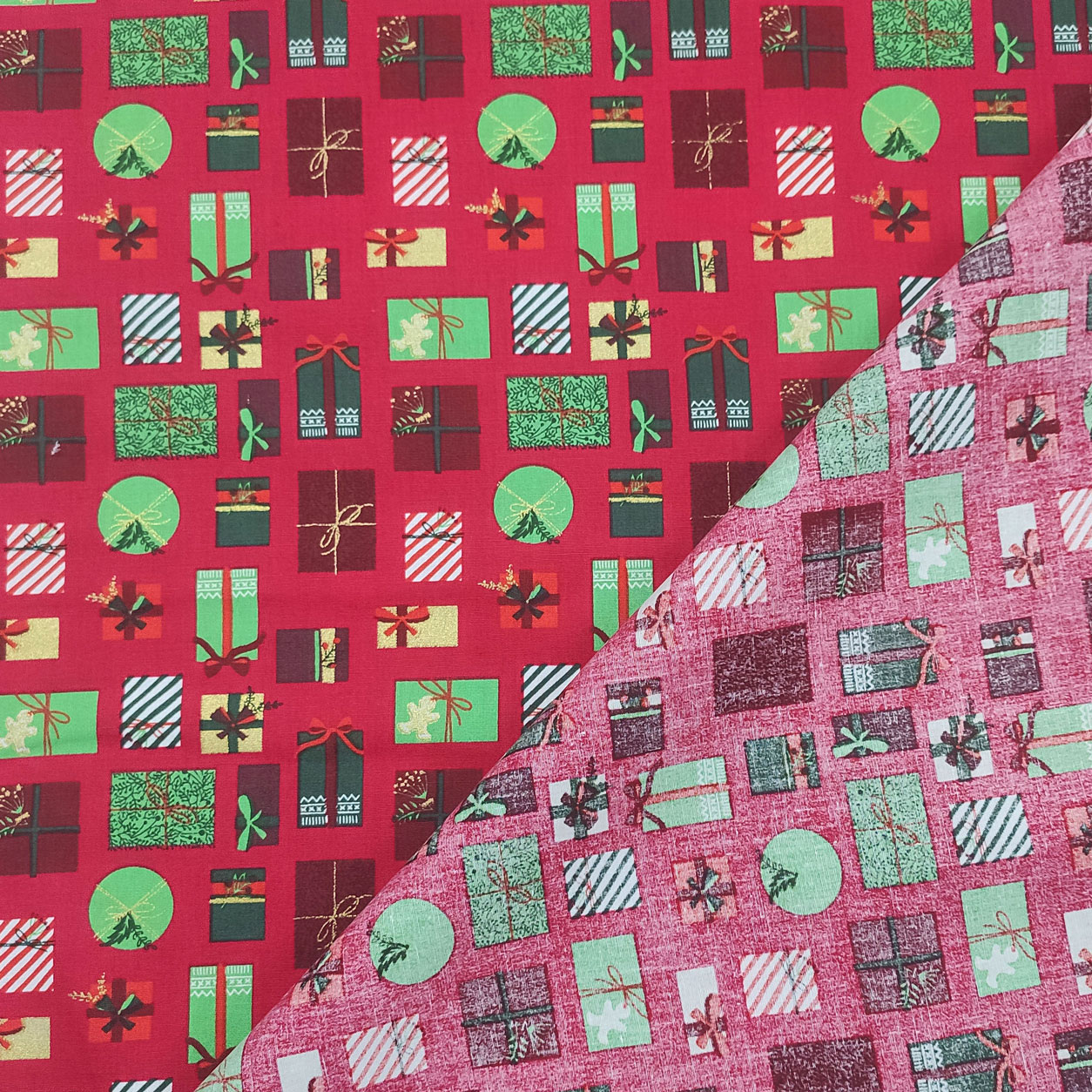 cotone-al-metro-pacchetti-natalizi-sfondo-rosso