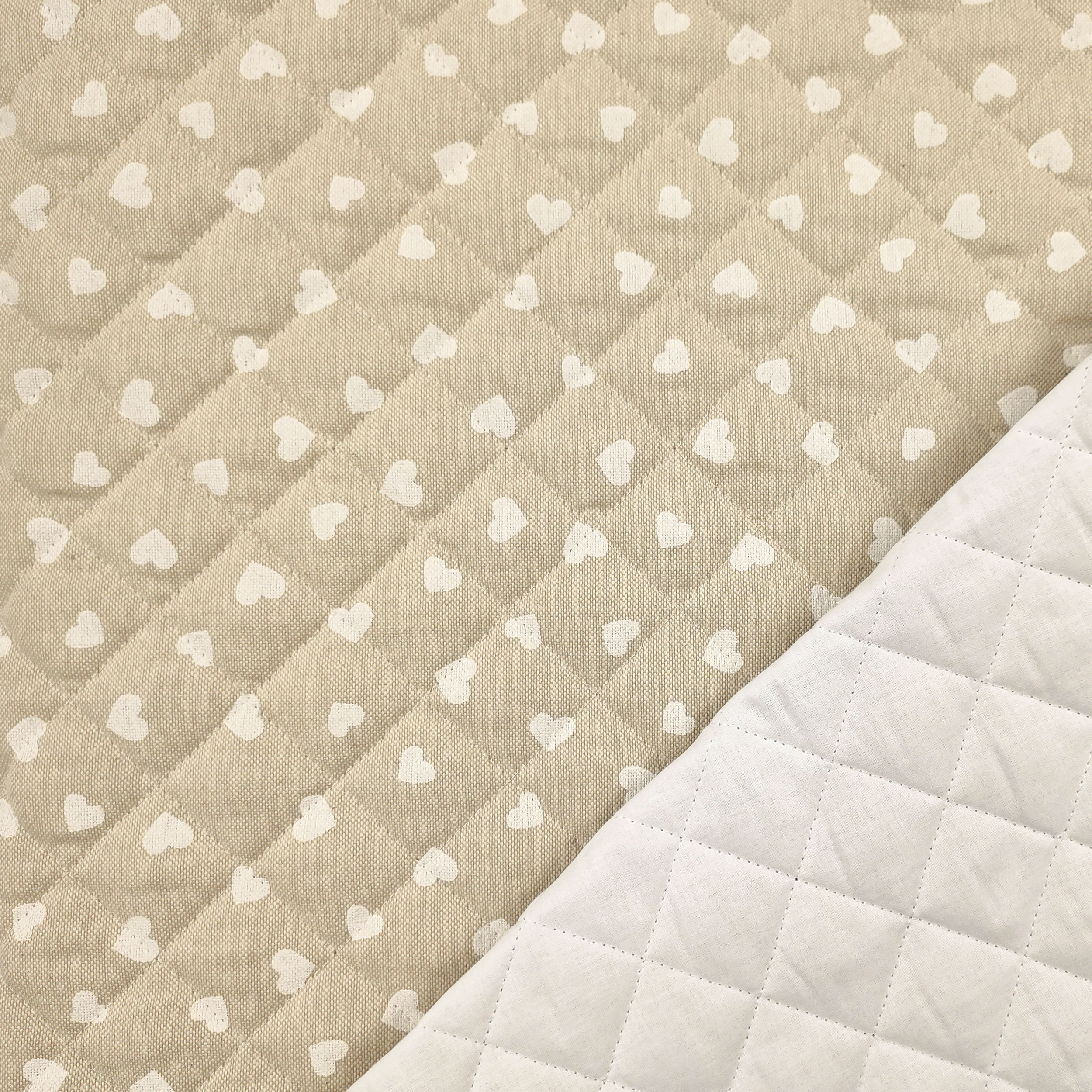 Tessuto Trapuntato Cuori Bianchi Sfondo Beige