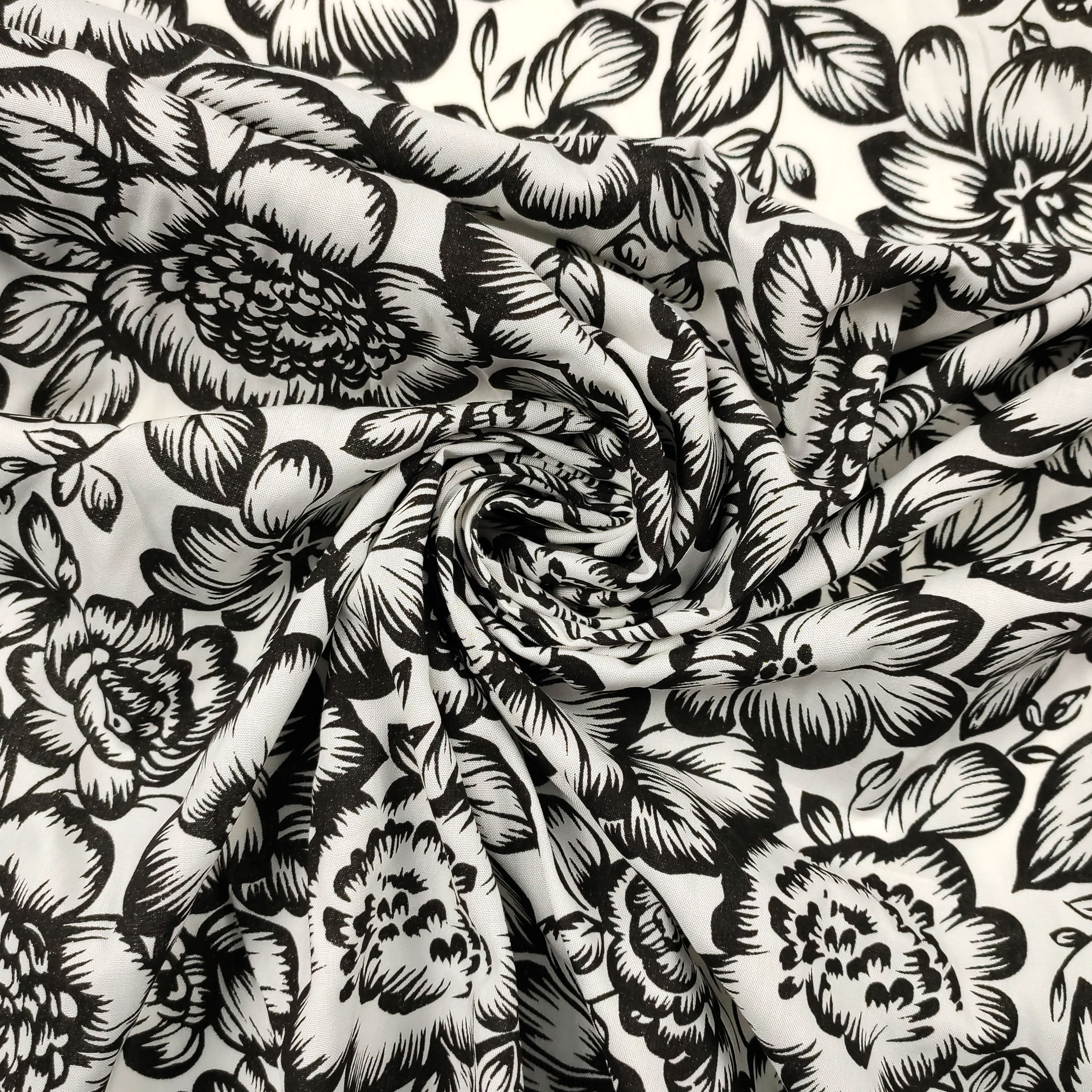 Tessuto in Cotone Fantasia Fiori Neri