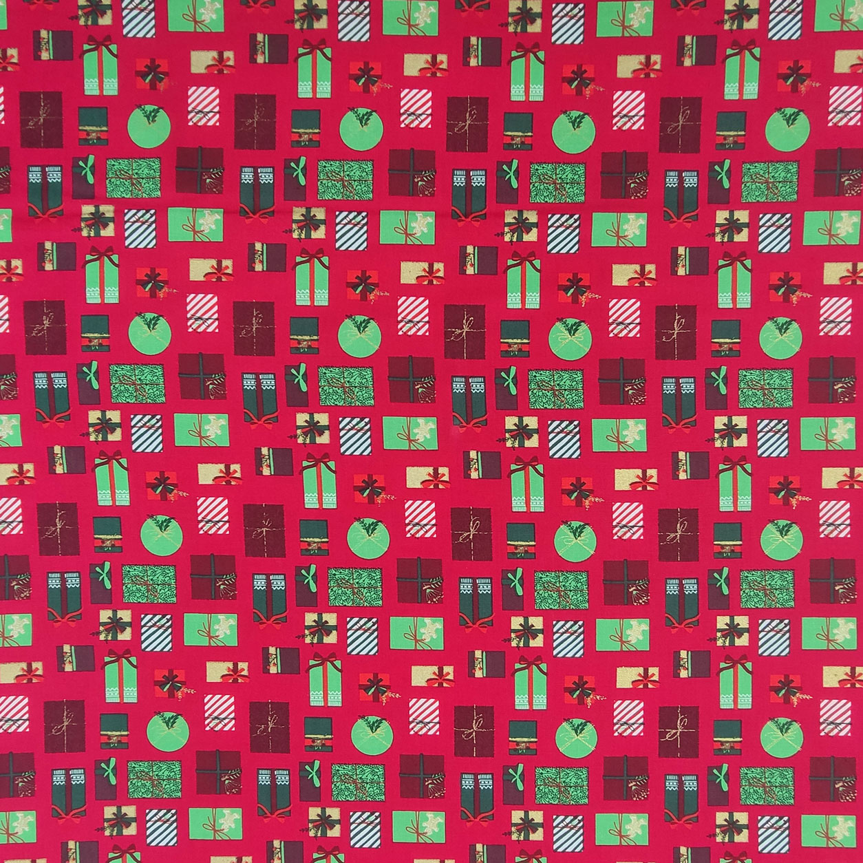 cotone-al-metro-pacchetti-natalizi-sfondo-rosso