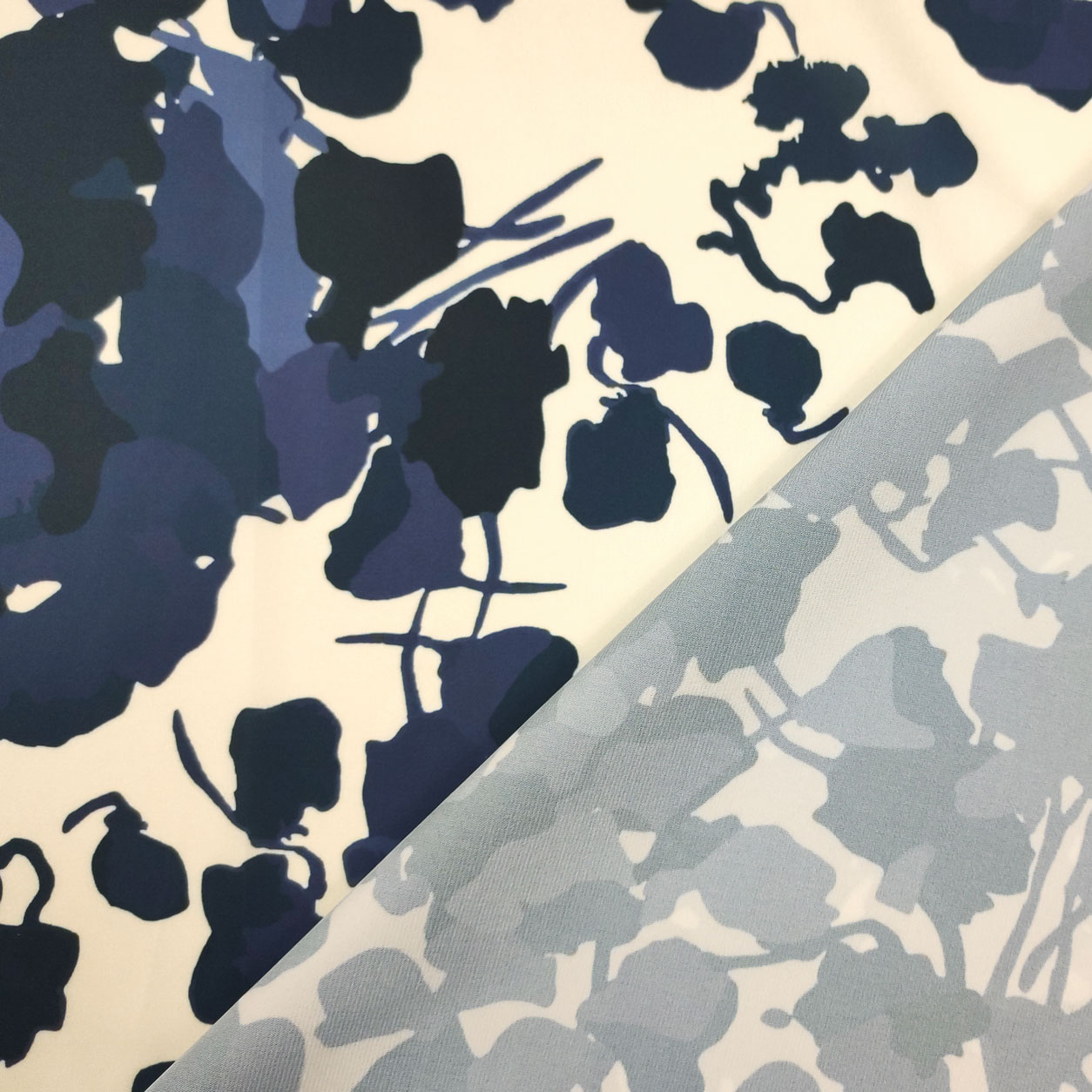 Tessuto rasetto setato alta moda fiori astratti blu