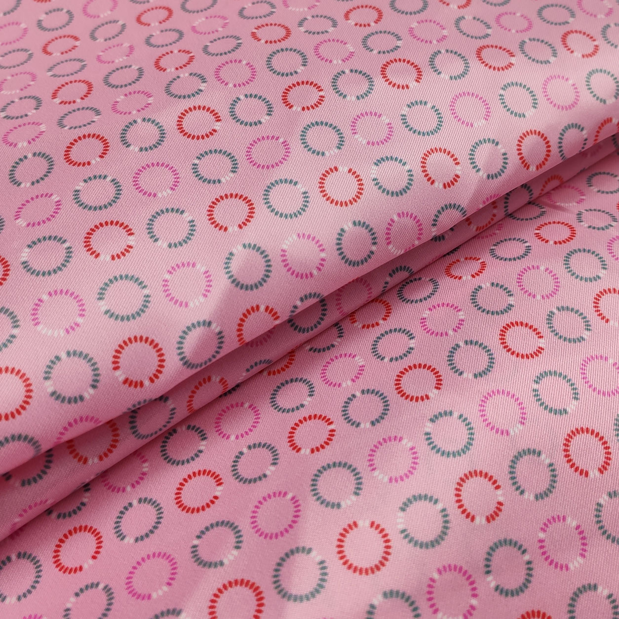 tessuto-impermeabile-con-fantasia-di-cerchi-sfondo-rosa