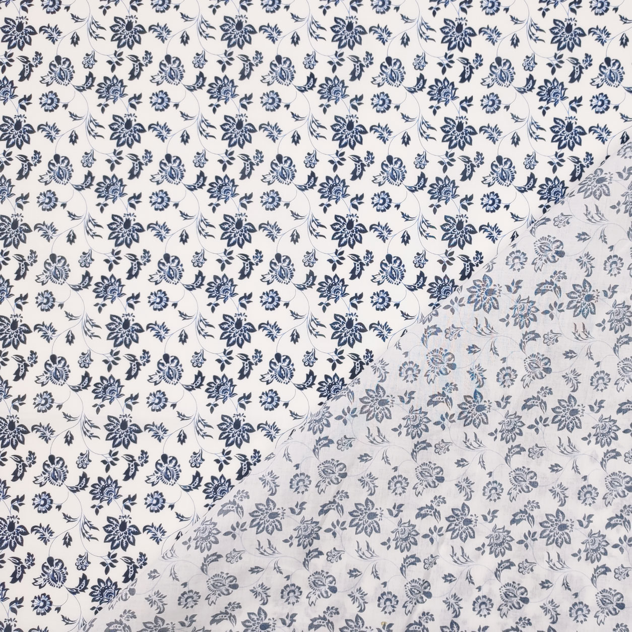 stoffa-in-cotone-tulipani-e-foglie-blu