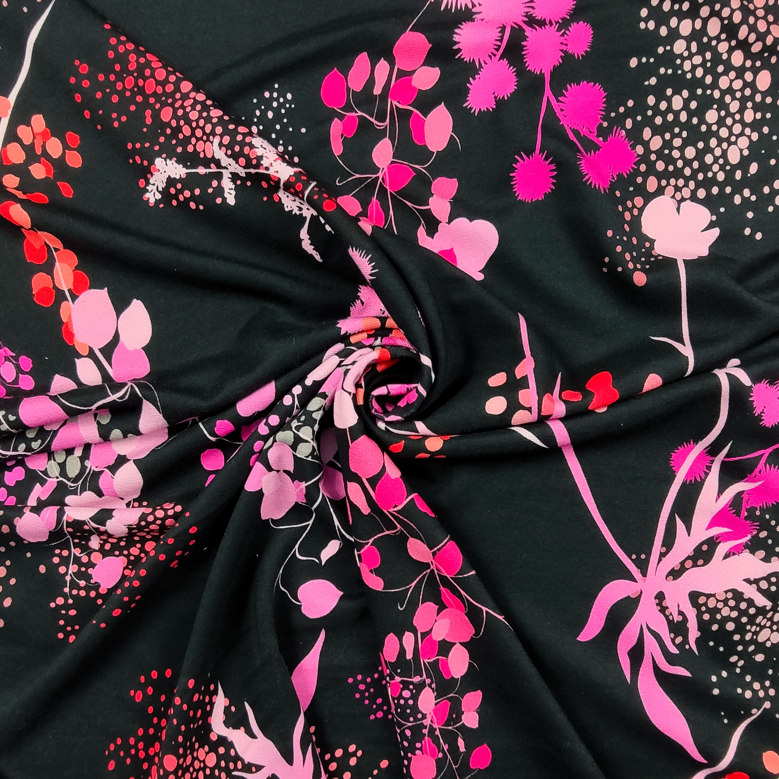 tessuto online con fiori rosa sfondo nero