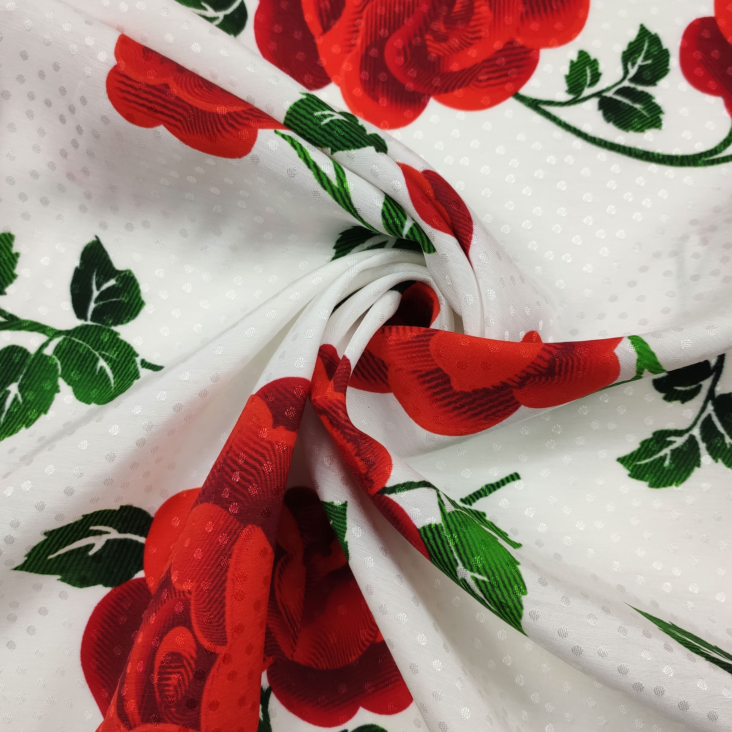 tessuto-abbigliamento-viscosa-rose-rosse-sfondo-bianco