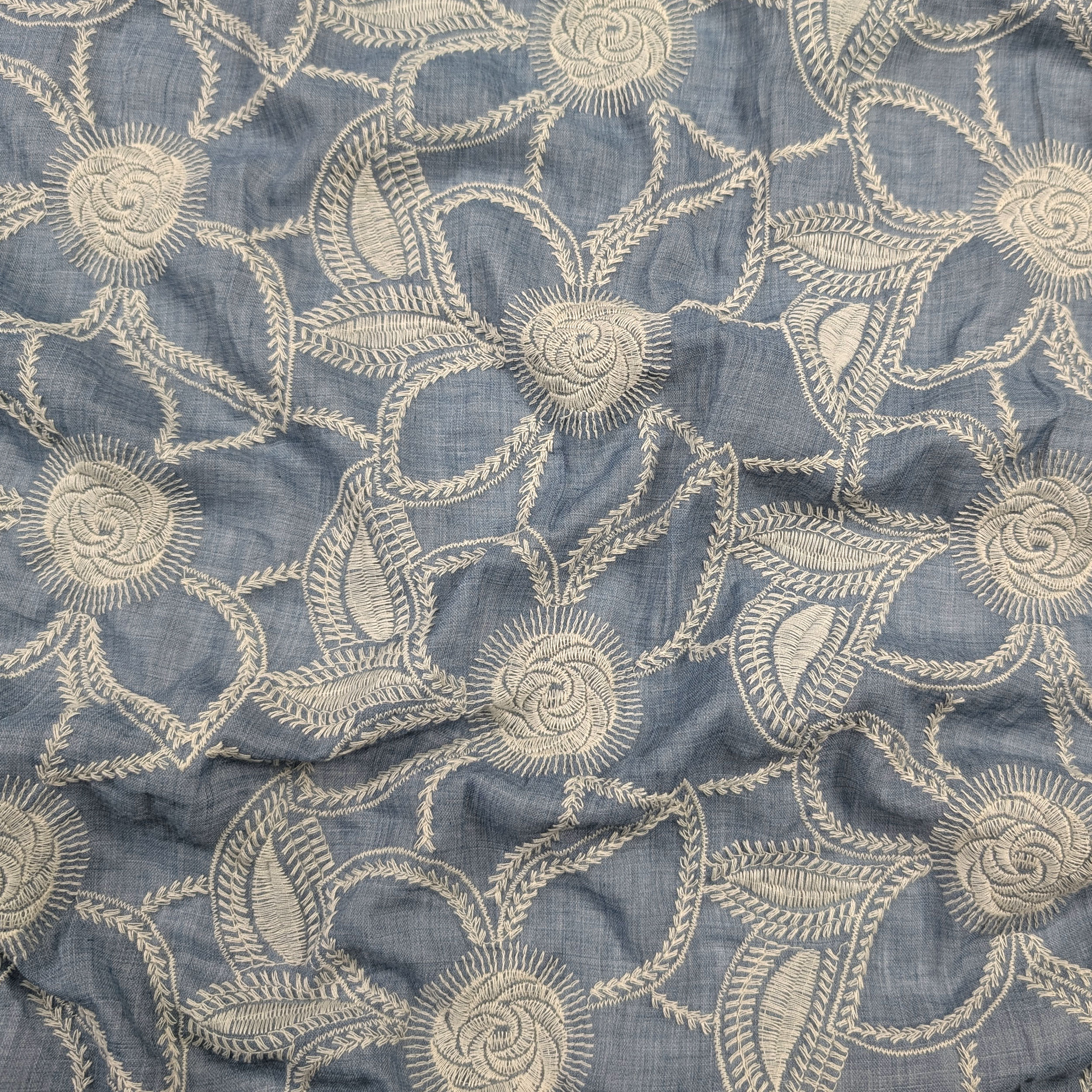 Mussola Cotone Blu Fiori Ricamati Image