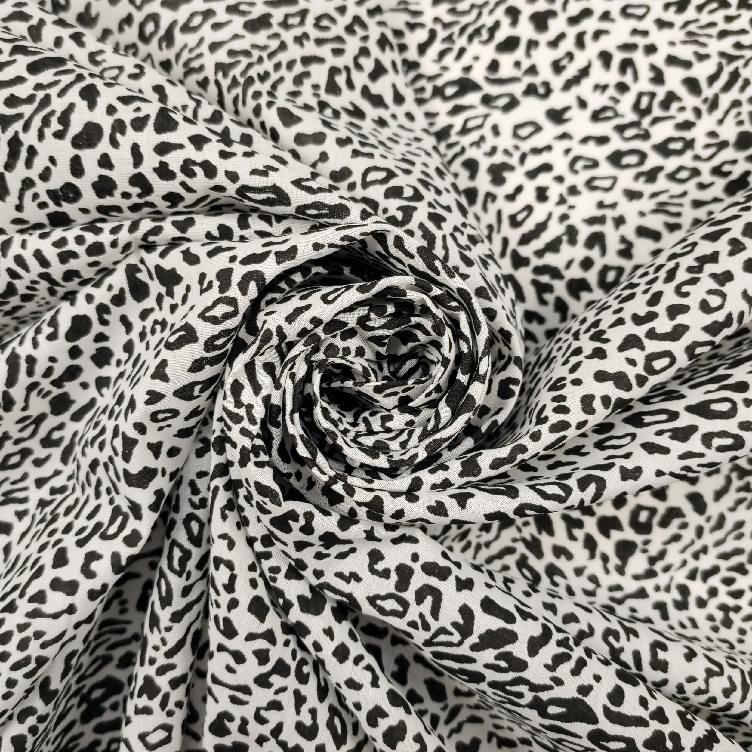 Tessuto Cotone Fantasia Leopardata Bianco e Nero