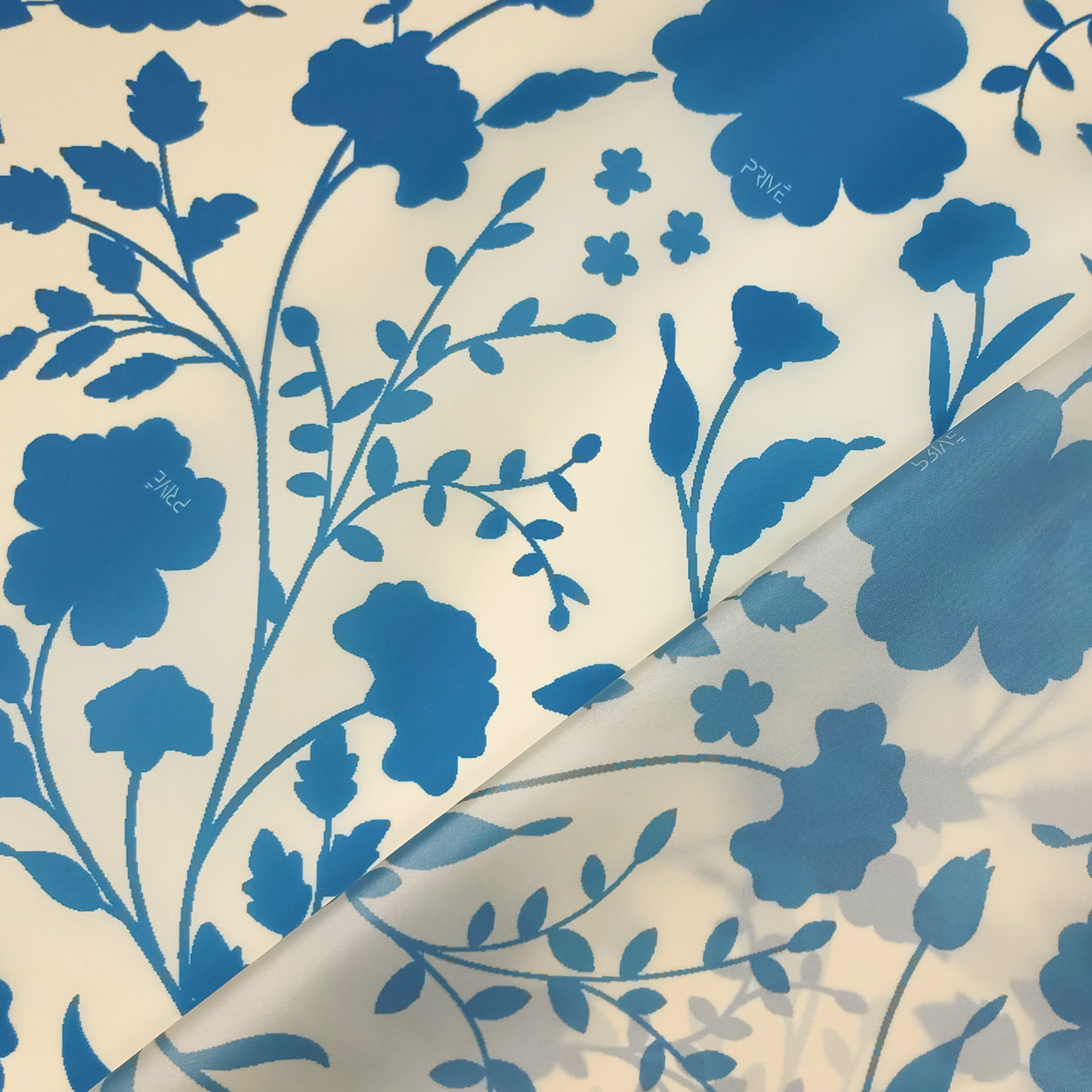 tessuto-impermeabile-fantasia-di-fiori-azzurri-sfondo-panna