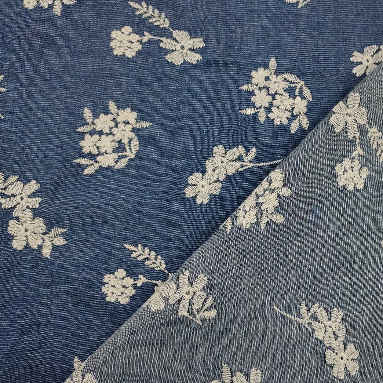 Tessuto jeans ricamato a fiori