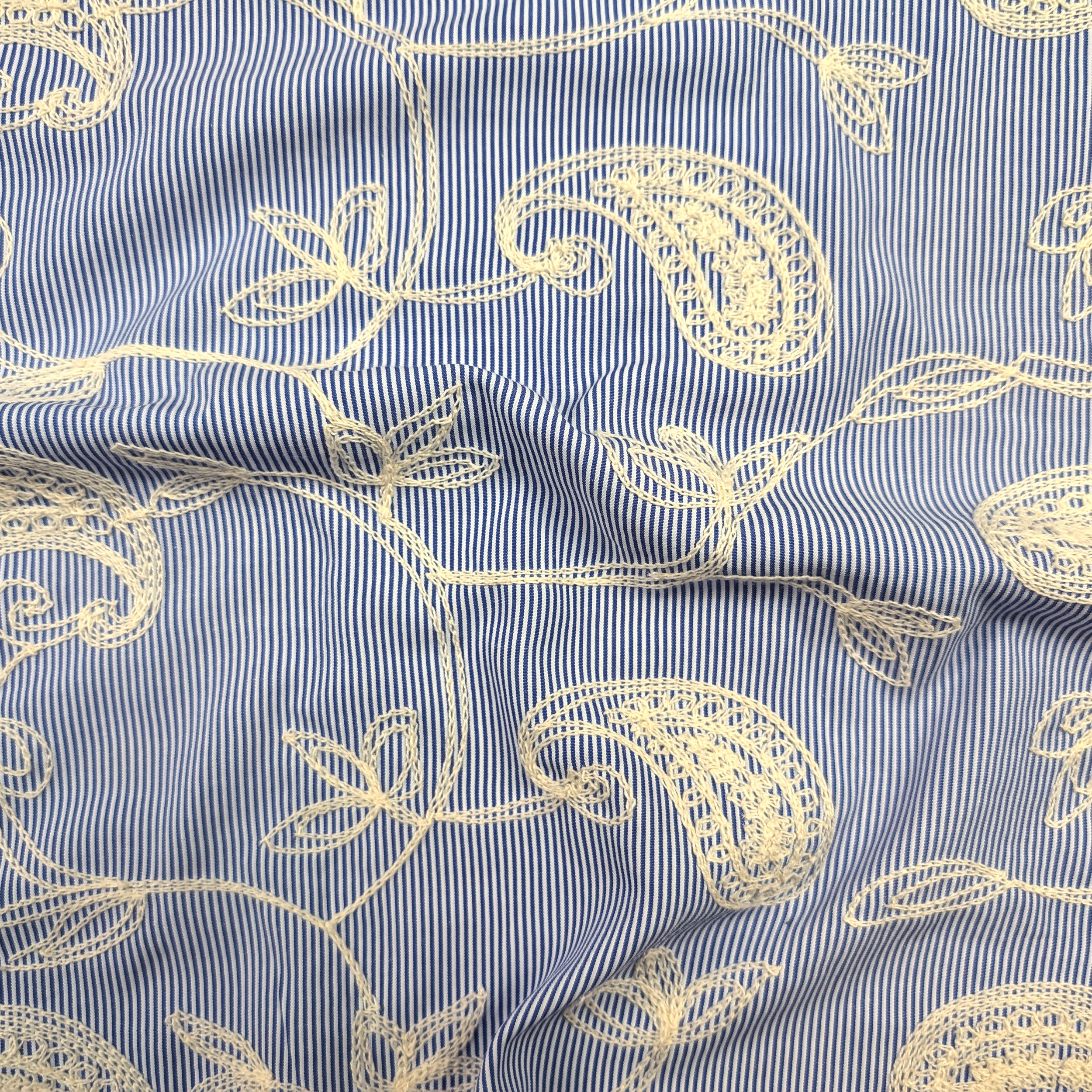 Cotone Righe Sottili Blu con Foglie Ricamate Image