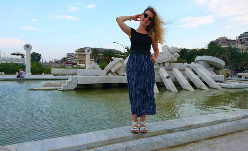 abbinatela con t-shirt e scarpe per un look unico