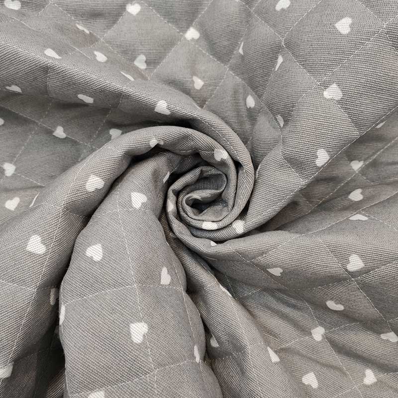 Tessuto trapuntato online cuori bianchi sfondo grigio