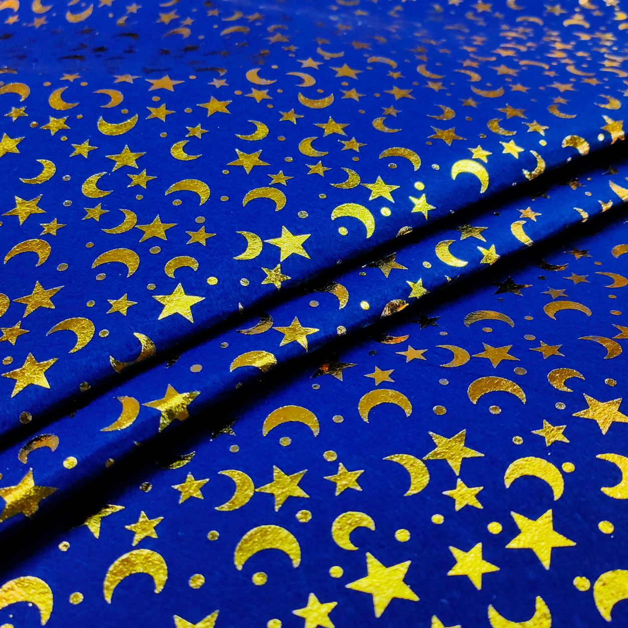 fai-da-te-pannolenci-lune-e-stelle-oro-sfondo-blu