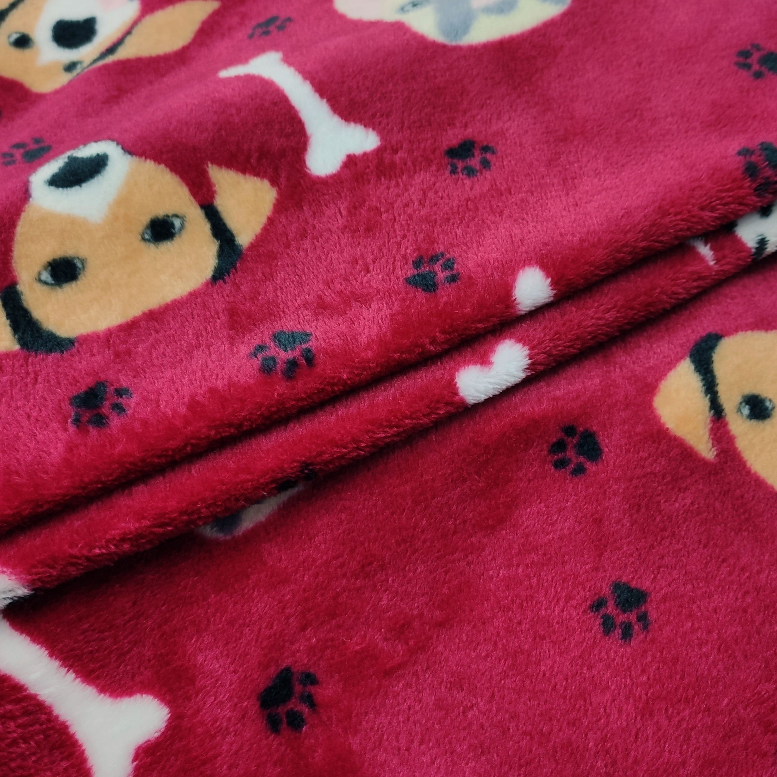 Pile Mano Cachemire Cagnolini Sfondo Rosso Scuro Image