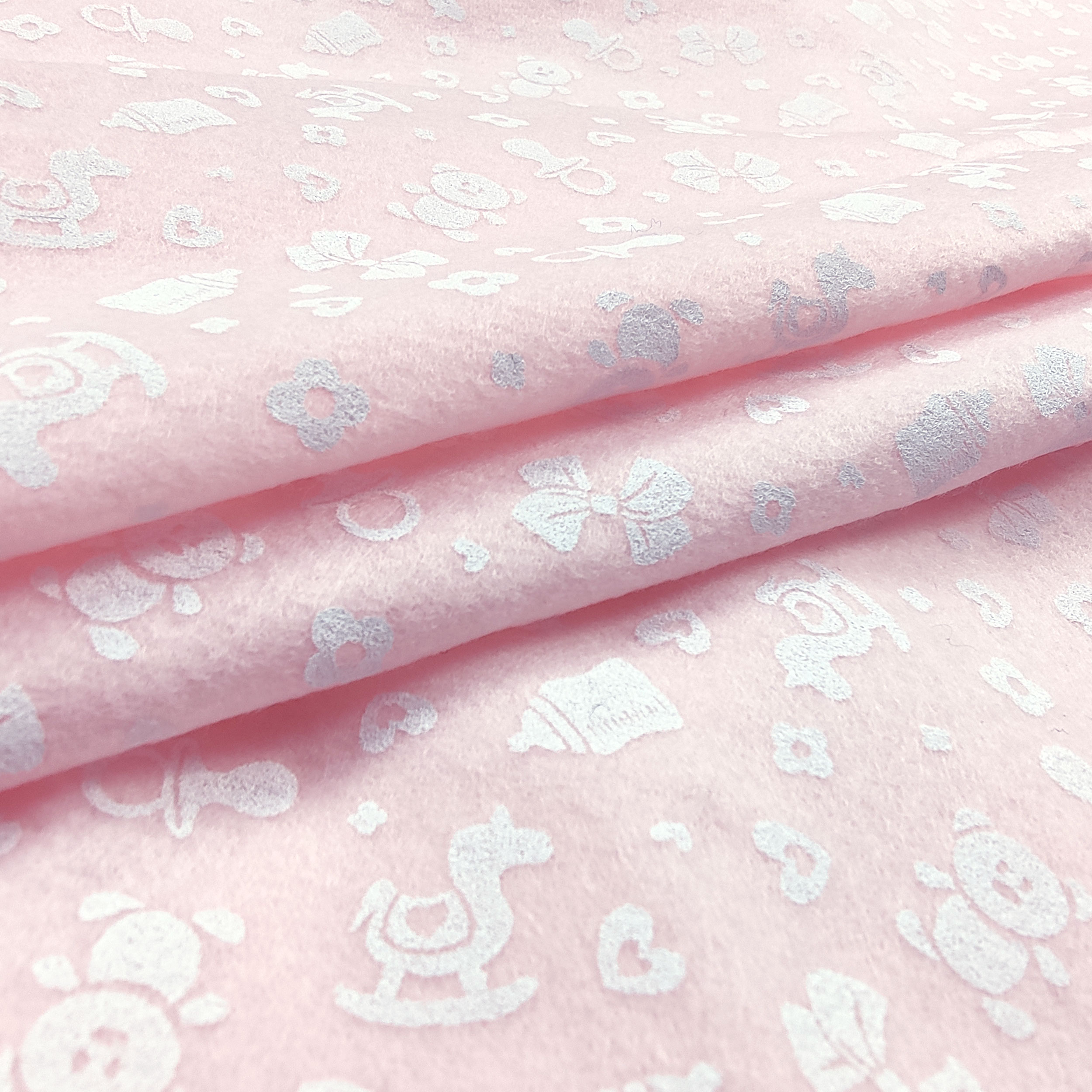 Pannolenci Sfondo Rosa Giocattoli Bianchi