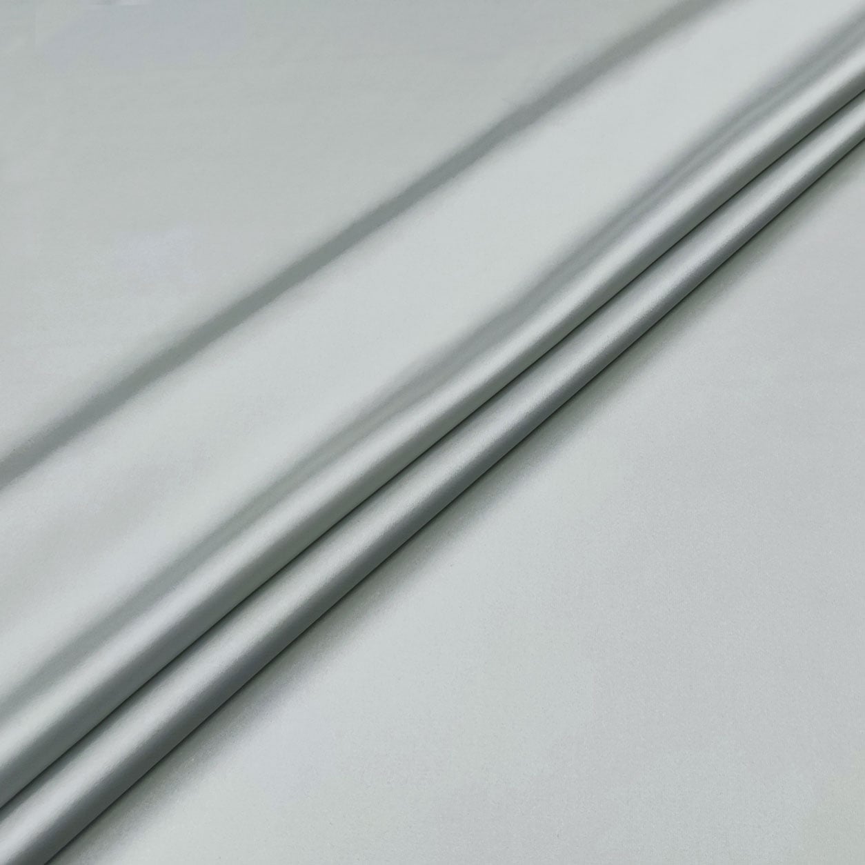 rasetto-effetto-seta-grigio-chiaro-dettaglio