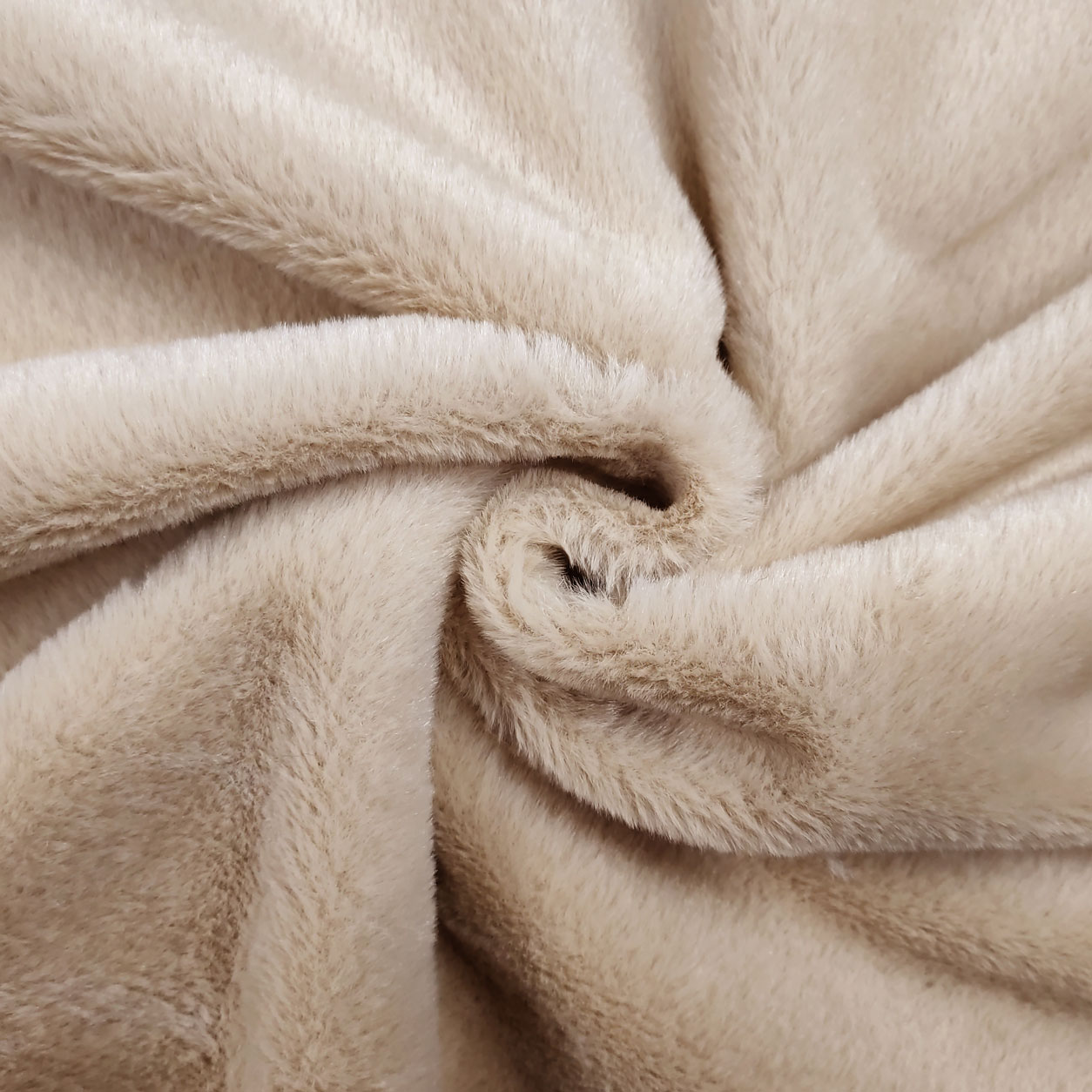 Tessuto in pelliccia montone beige