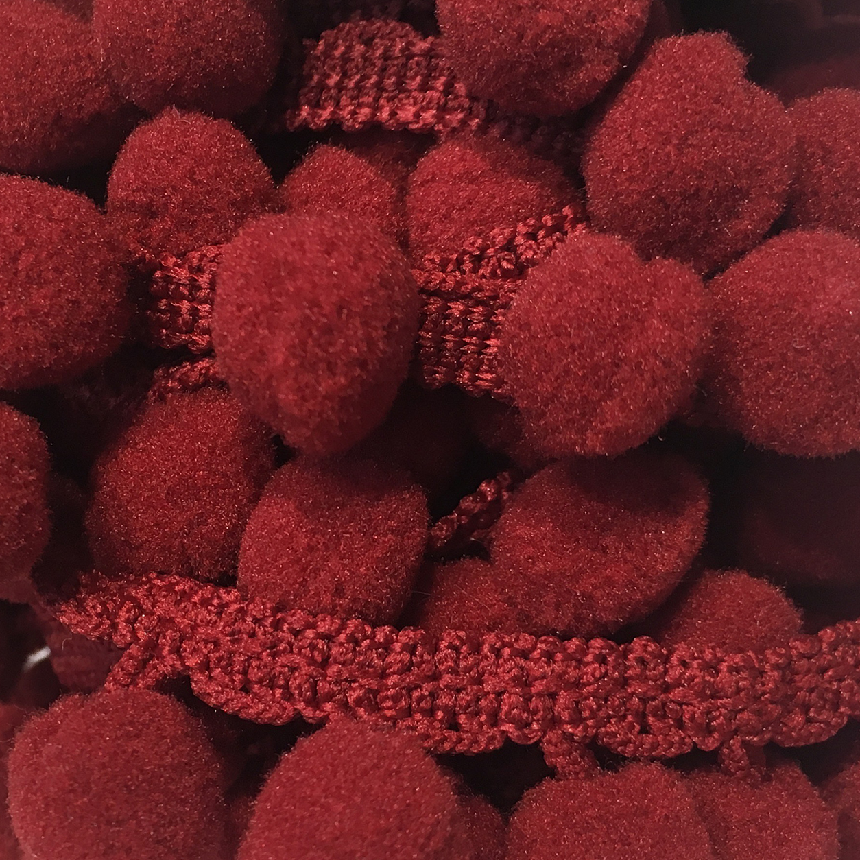 Pon pon pendente colore bordeaux