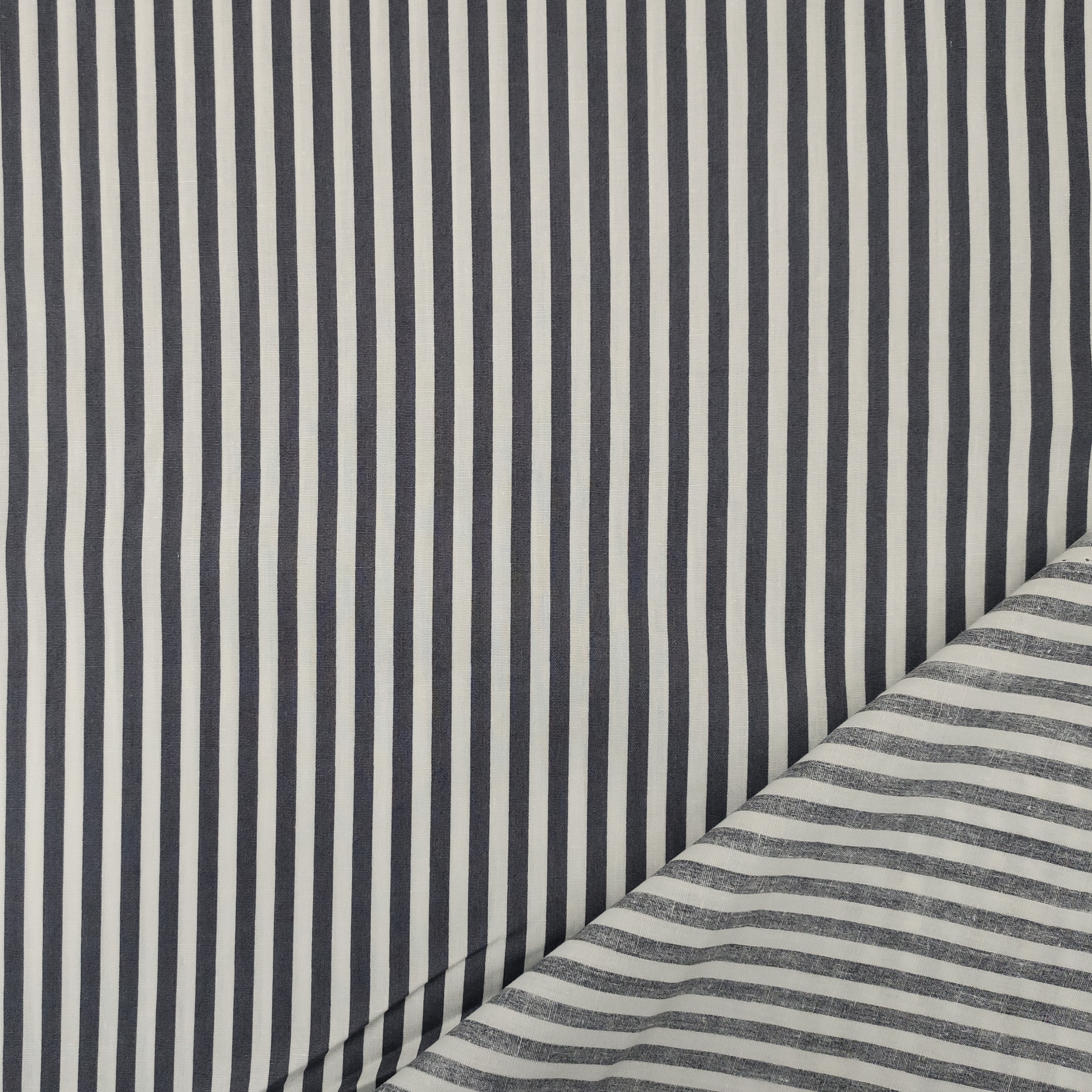 Tessuto cotone leggero righe bianche e grigio (1)