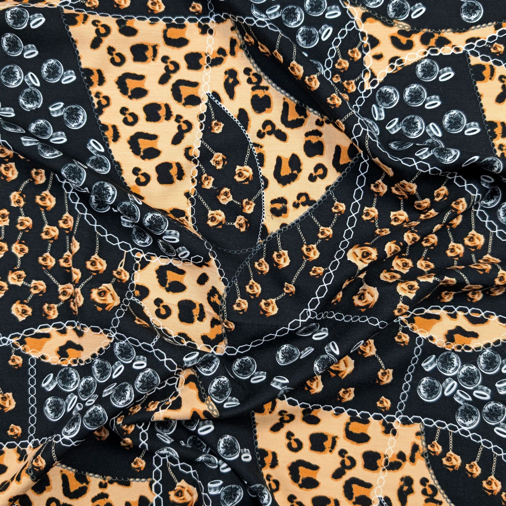 tessuto-online-punto-roma-con-fantasia-moda-sfondo-nero_1920x1920