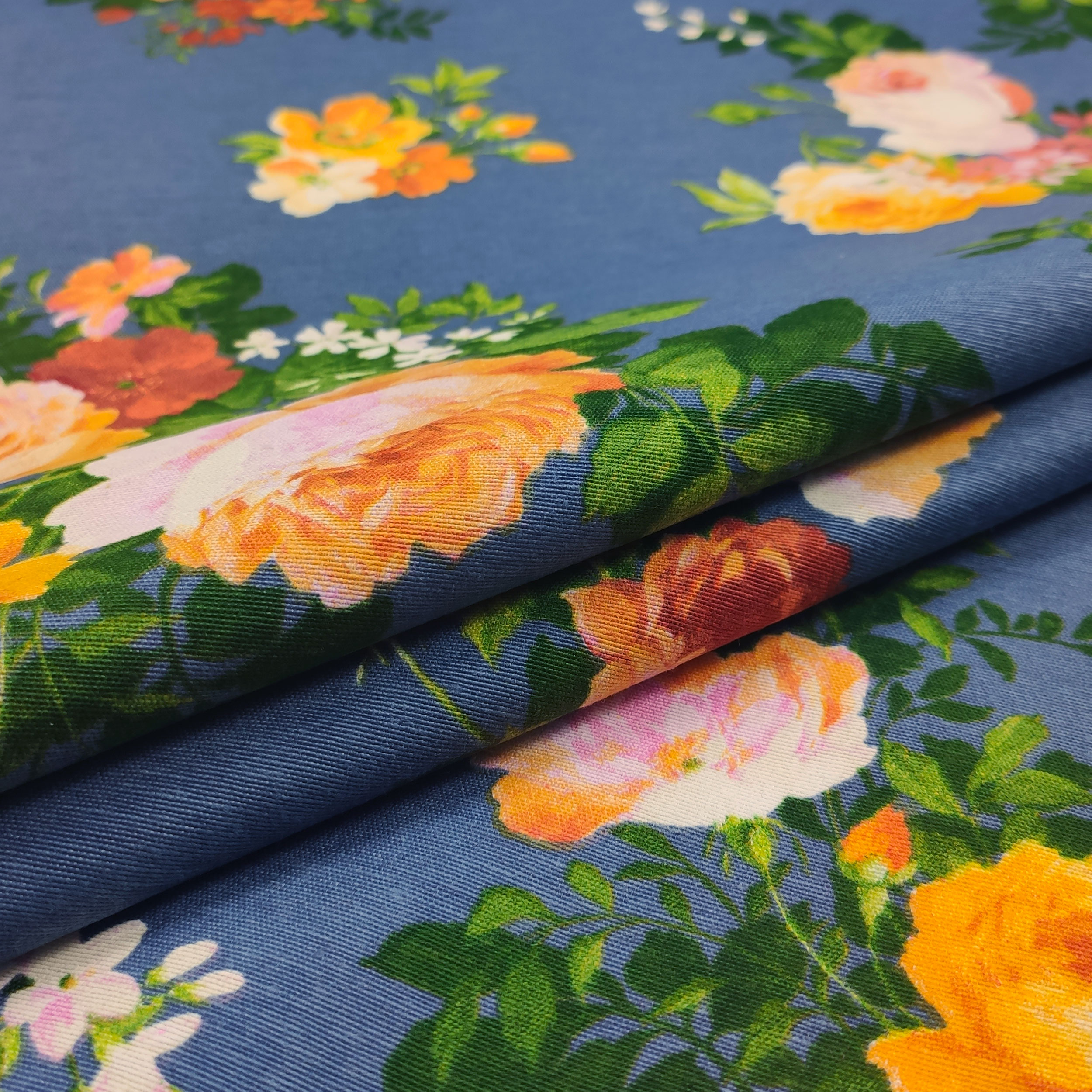 Tessuto Misto Cotone Rose Colorate Sfondo Blu