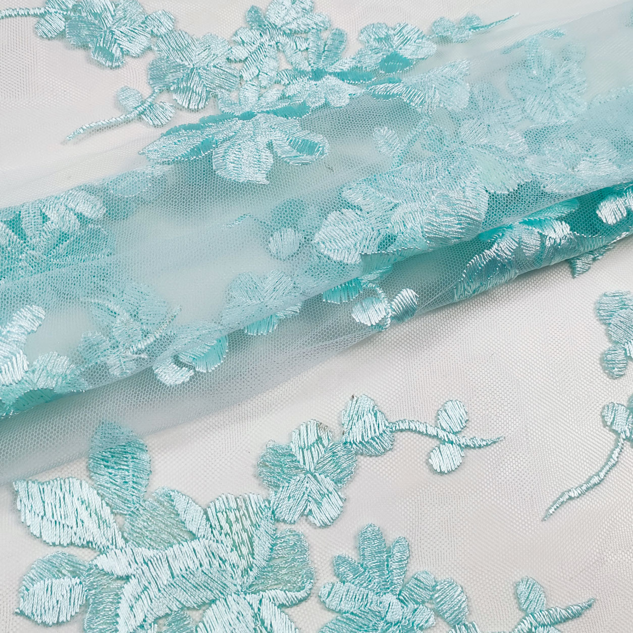 Tulle bordo ricamato fiori azzurro baby