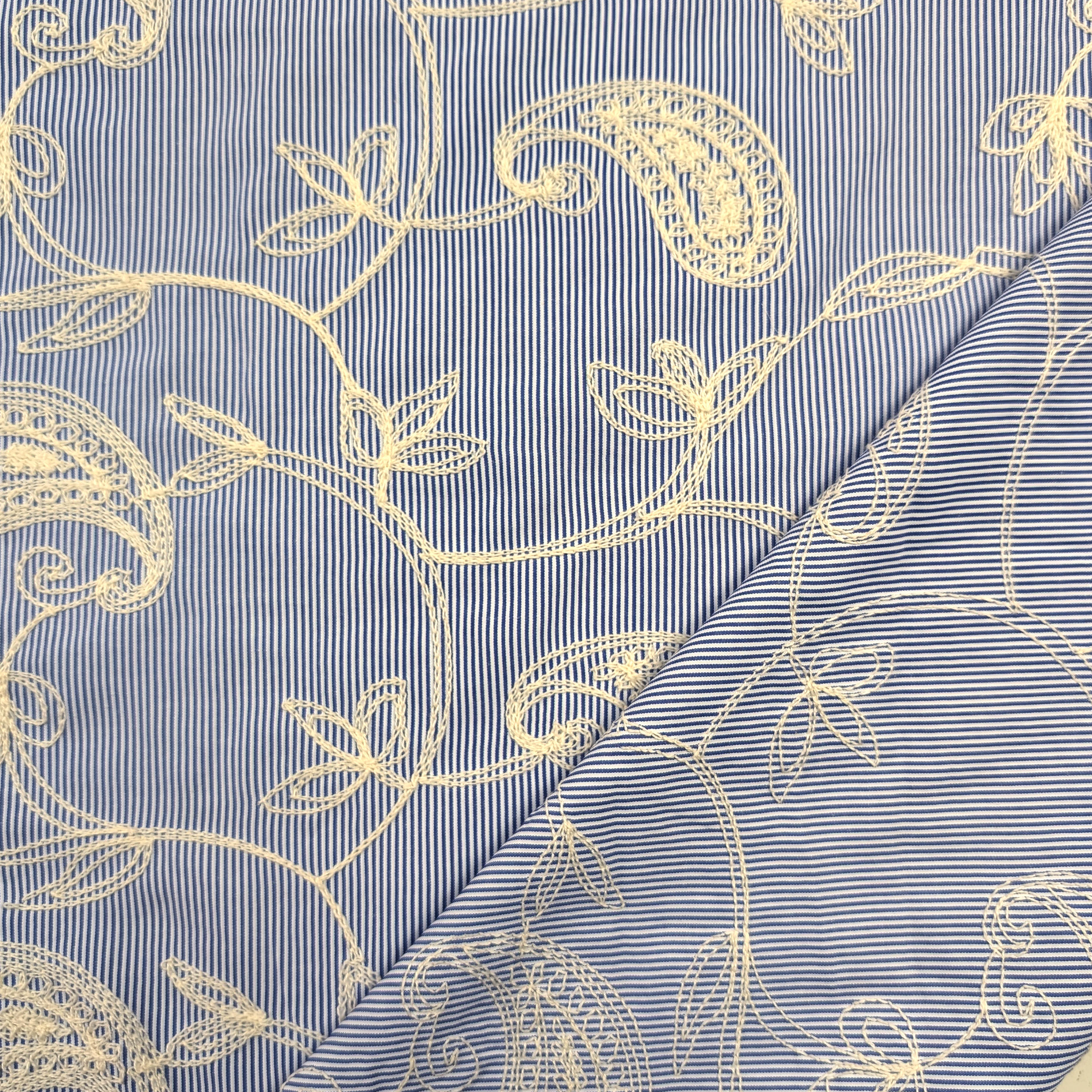 Cotone Righe Sottili Blu con Foglie Ricamate Image