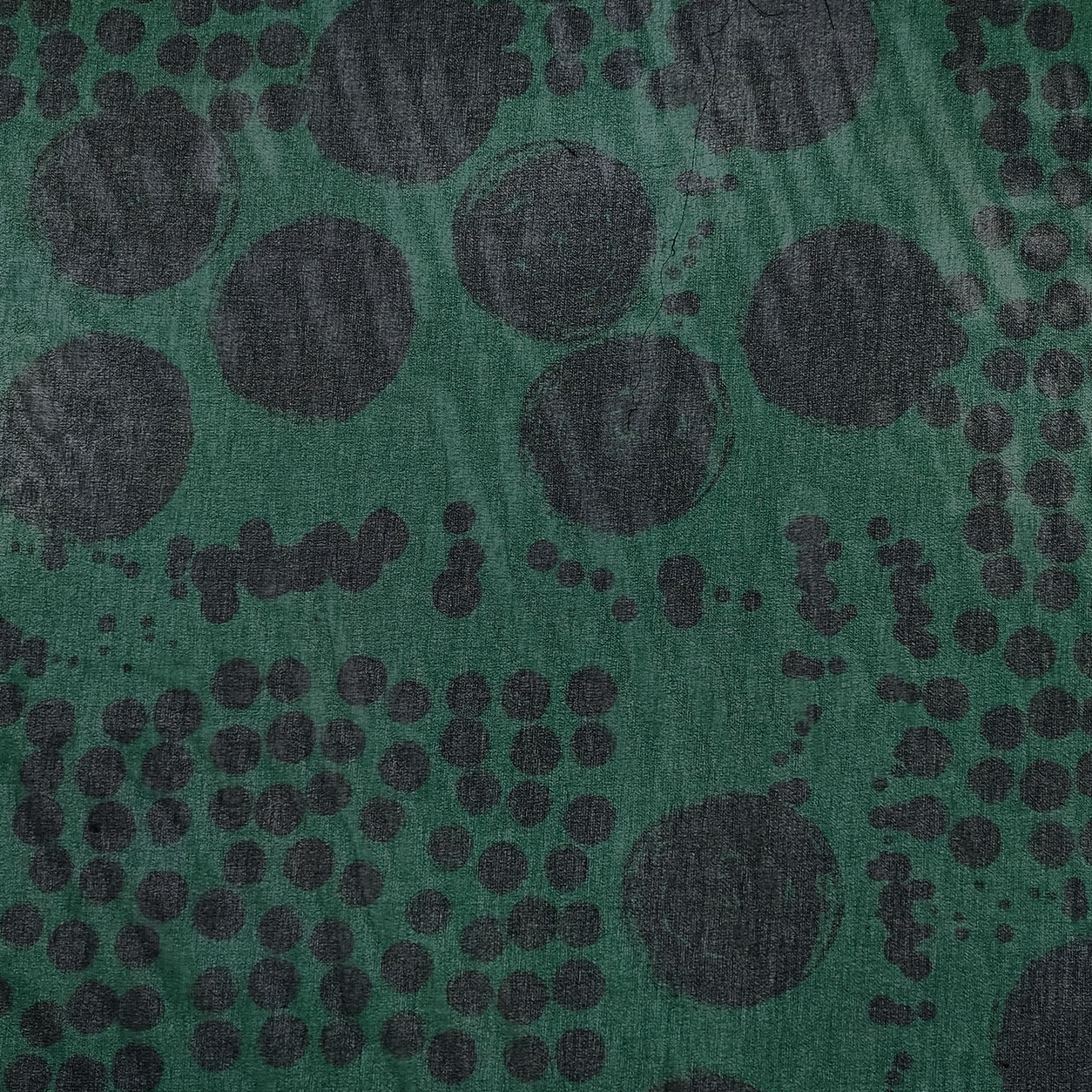 voile-tessuto-fantasia-cerchi-neri-sfondo-verde