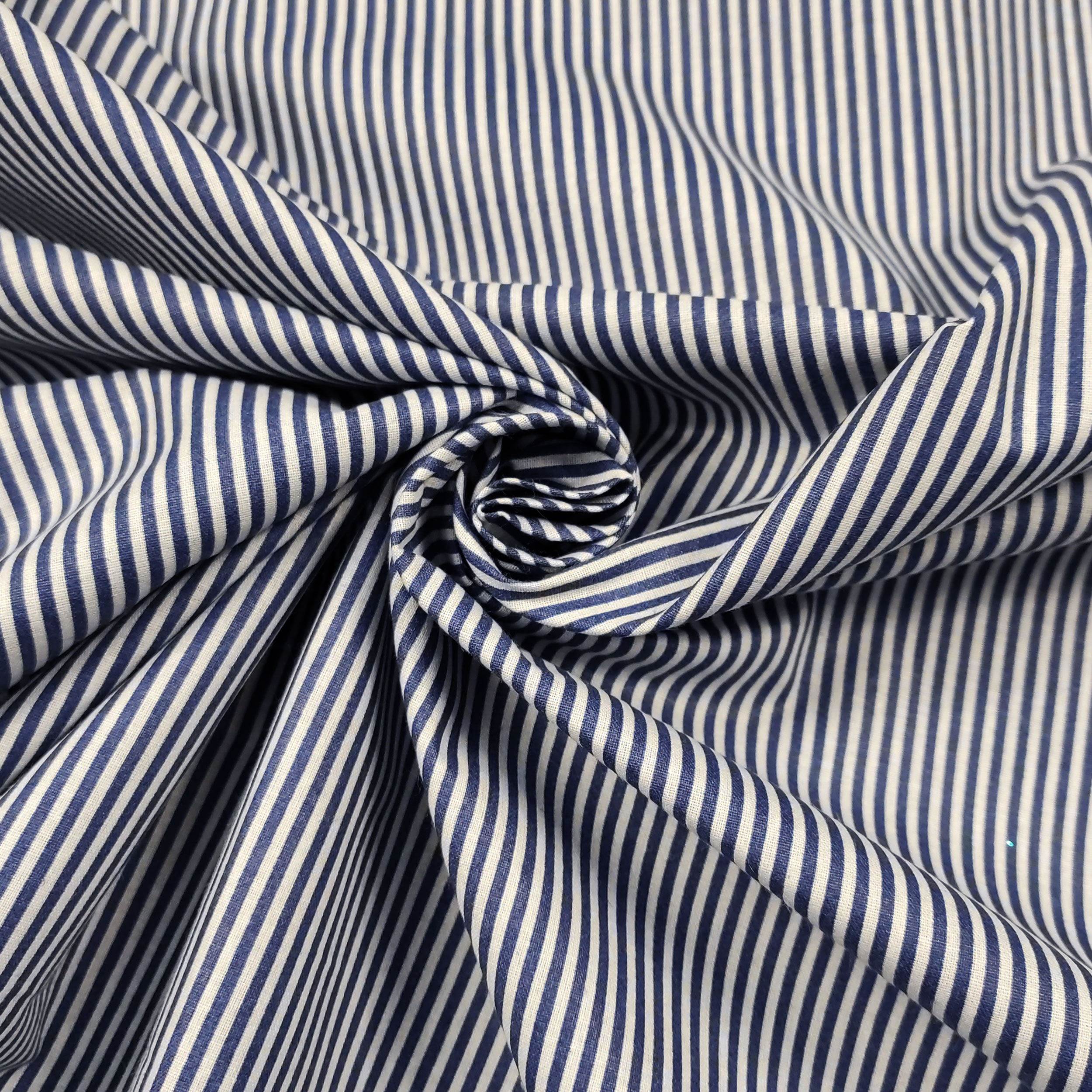 cotone-fantasia-righe-sottili-blu