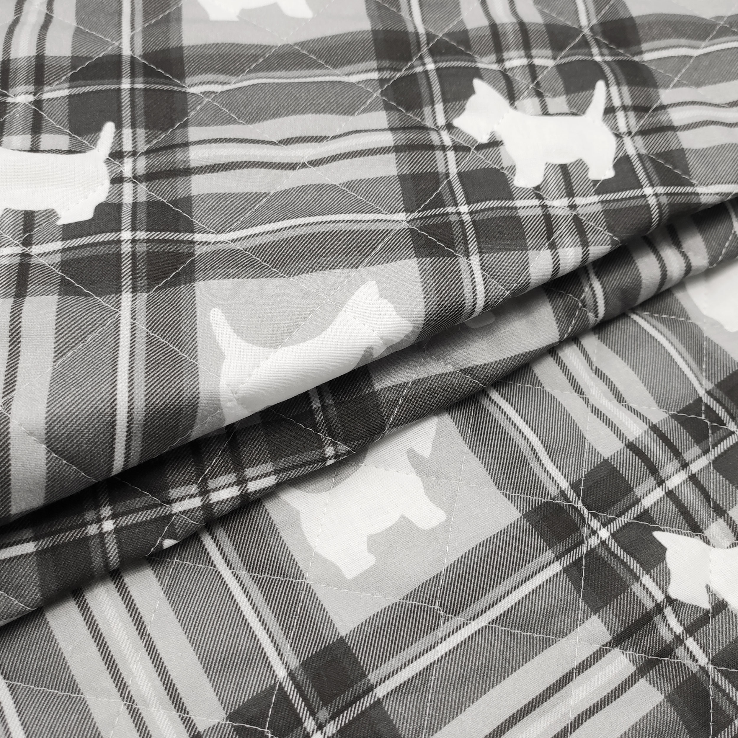 trapunta-cagnolini-sfondo-tartan-bianco-e-nero