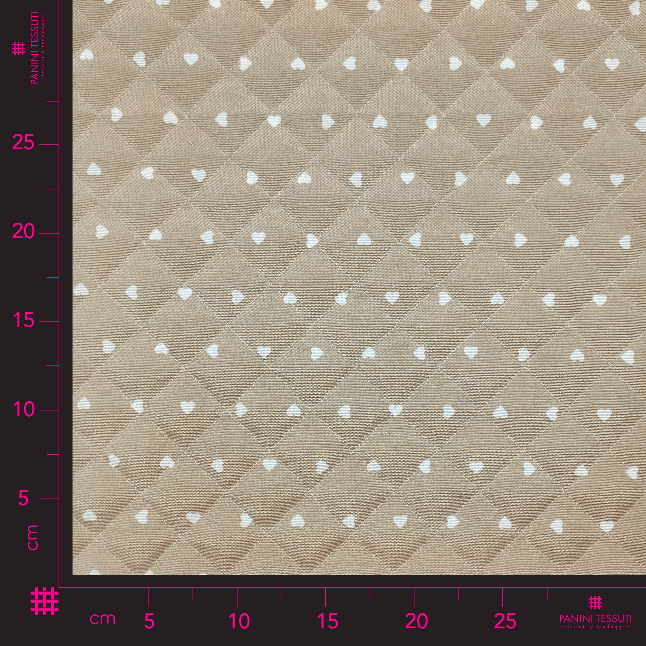 Tessuto Trapuntato Cuori Bianchi Sfondo Beige