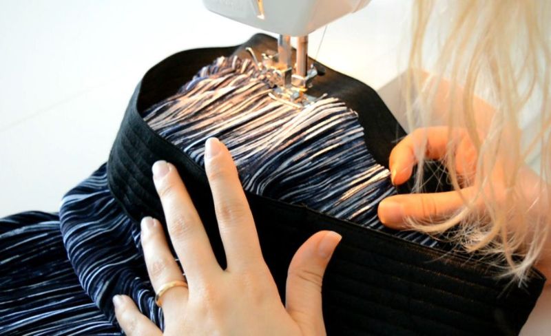 cucite elastico e la gonna con macchina da cucire