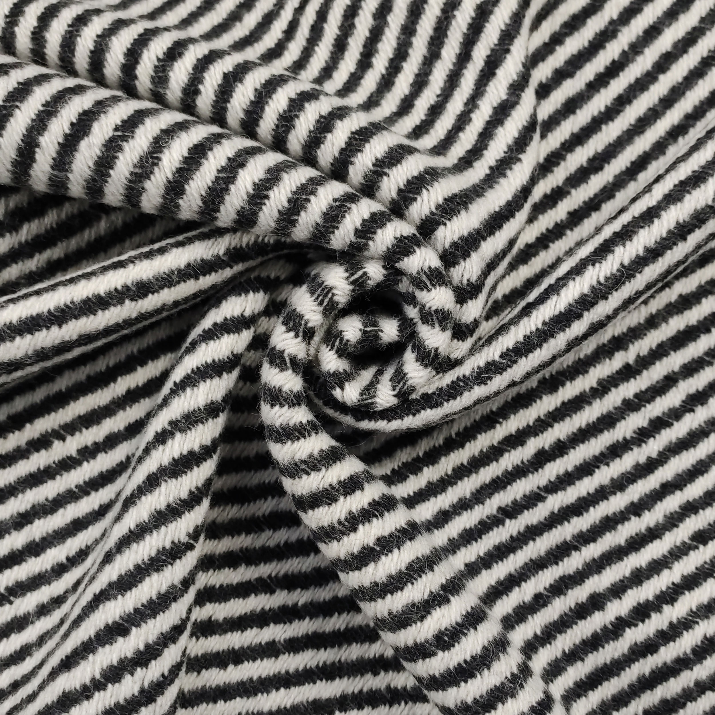 Tessuto Cappotto Righe Diagonali Bianche e Nere