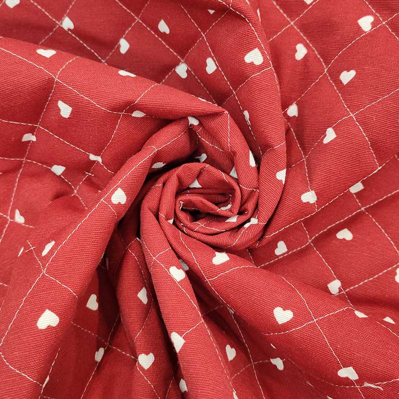 Tessuto trapuntato online cuori bianchi sfondo rosso