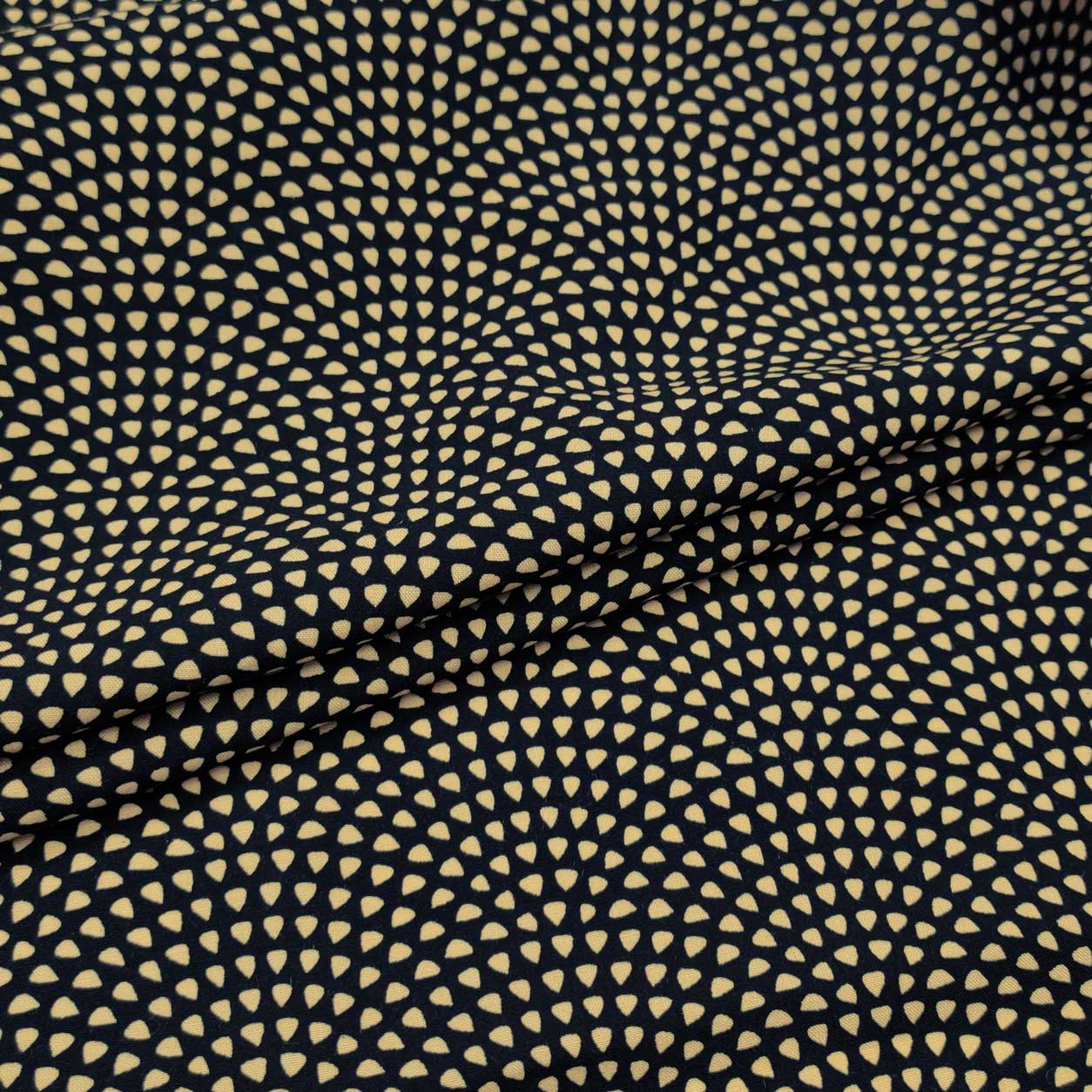 Tessuto Viscosa Motivi Geometrici Beige Sfondo Nero