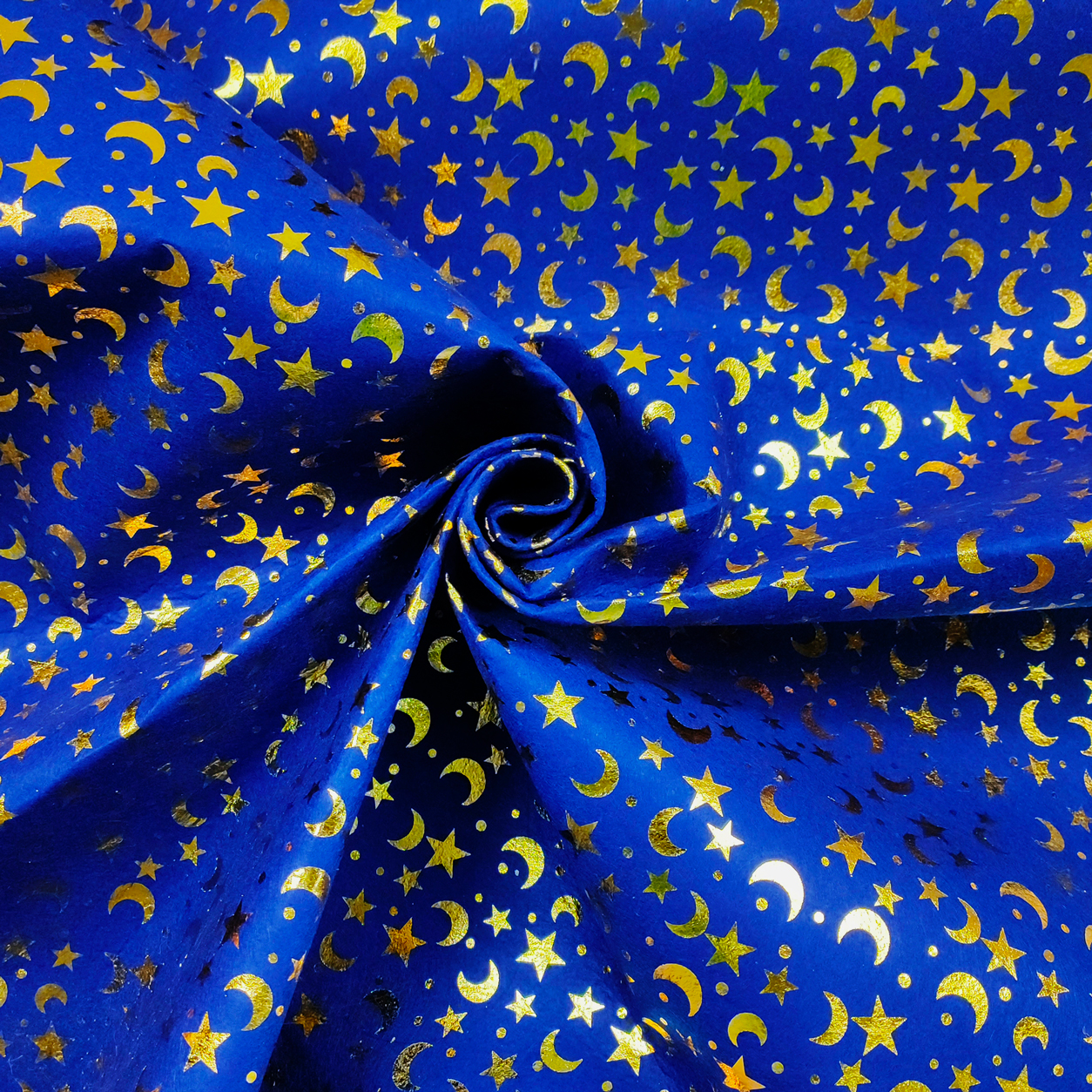 Lavoretti con pannolenci lune e stelle oro sfondo blu
