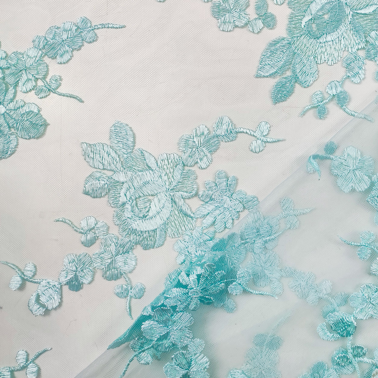 Tessuto tulle doppio bordo ricamato fiori azzurro baby
