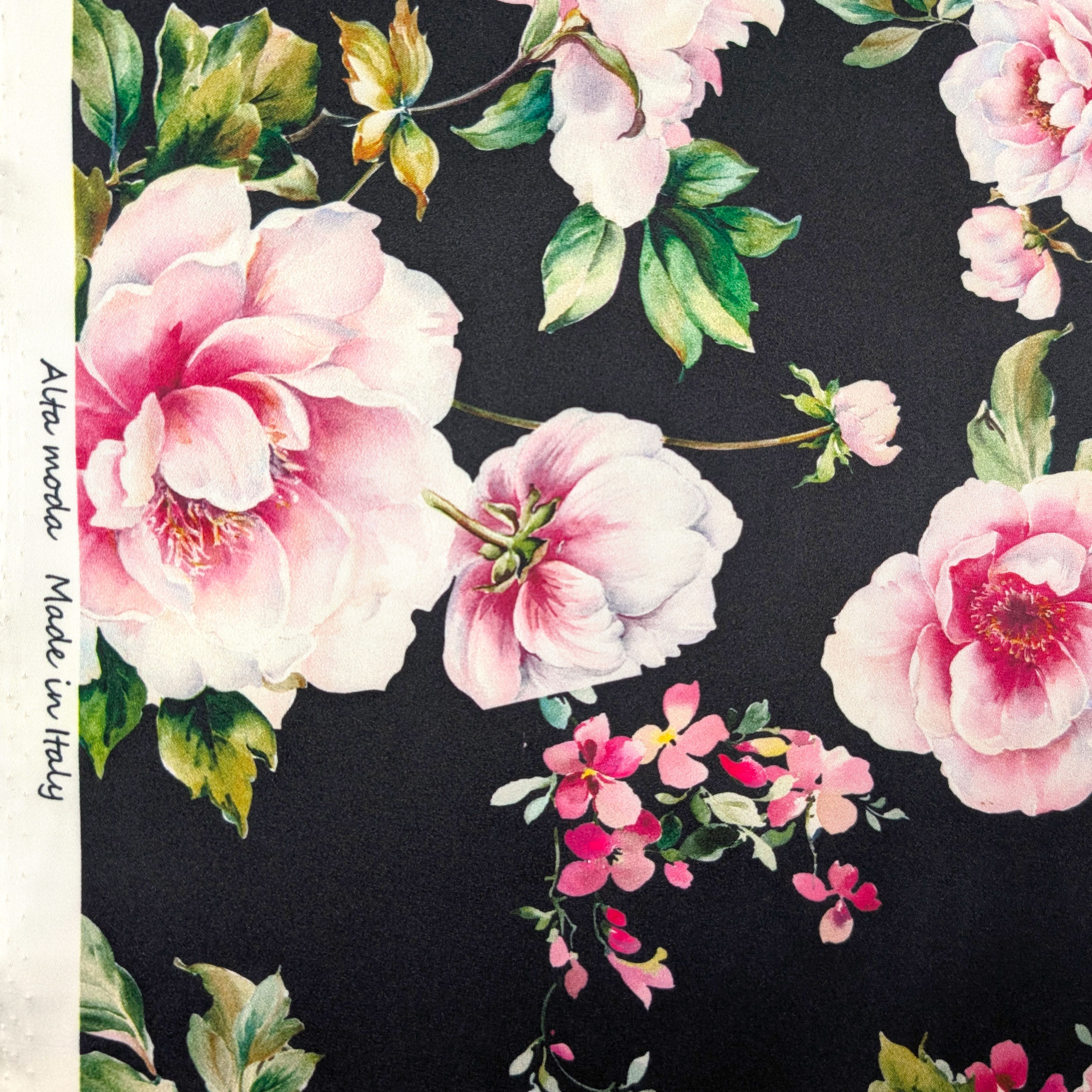 Raso Setato Alta Moda Fiori Rosa Sfondo Nero Image